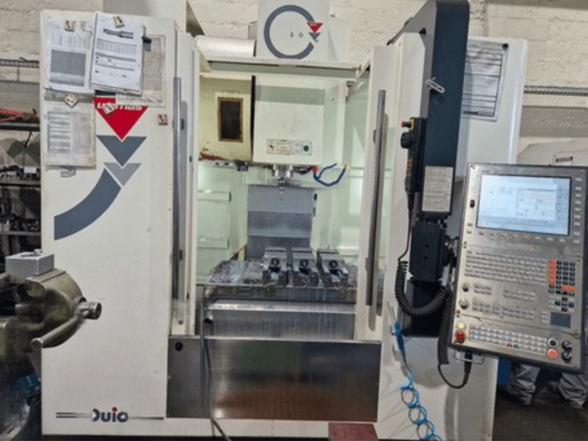 WEMAS VZ 860 vertikālā apstrādes centra priekšējais skats ar vadības paneli un CNC saskarni, ar pievienotiem dokumentiem.