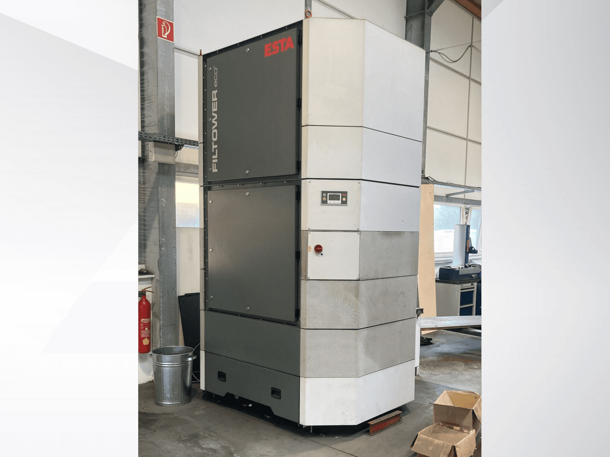 ESTA Filtower eco pelēkā un baltā krāsā, skats no priekšpuses, ar vadības paneli un ventilācijas atverēm. Piemērots rūpnieciskai gaisa filtrēšanai.