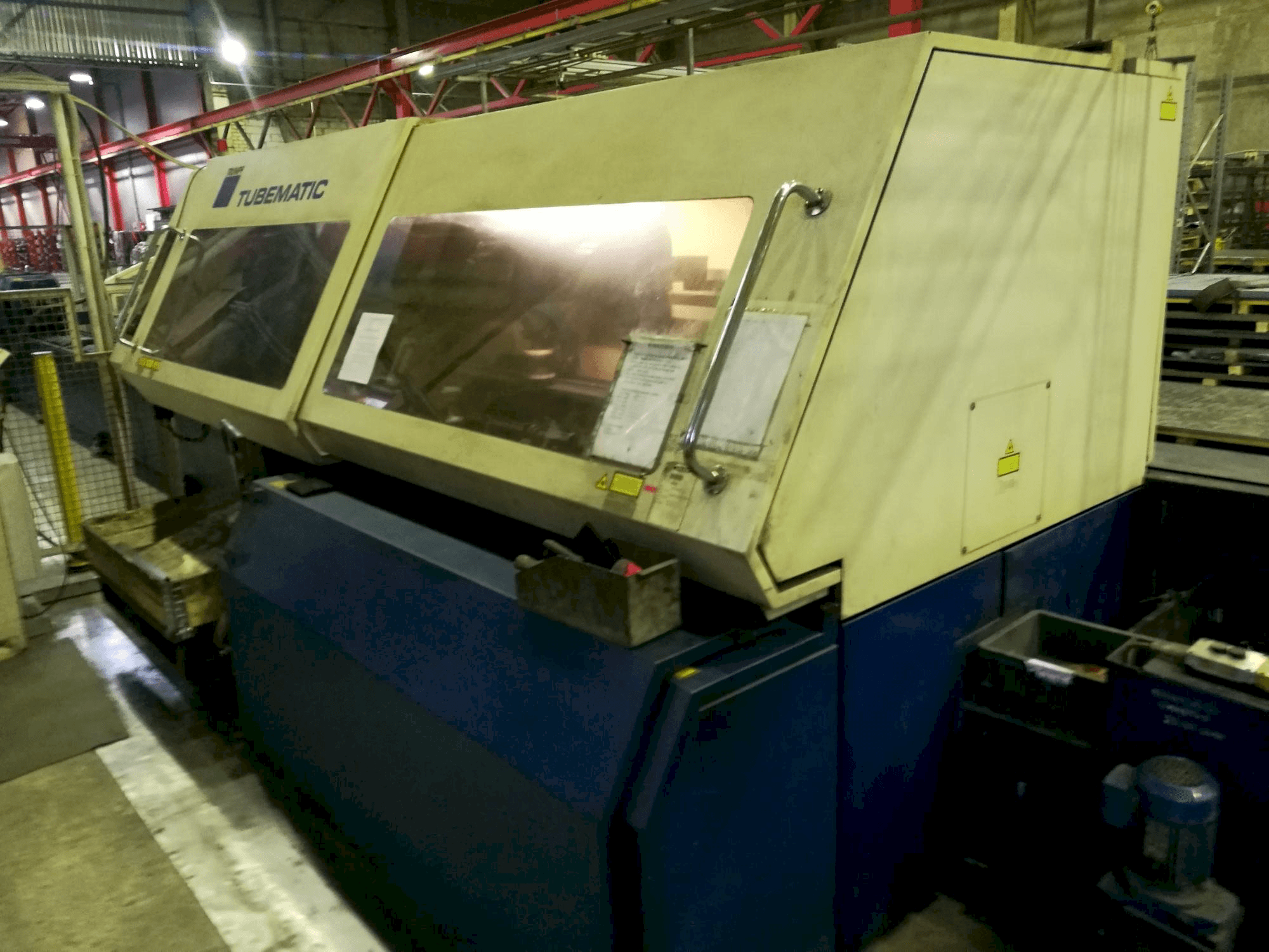 Mašīnas Trumpf Tubematic labās malas skats