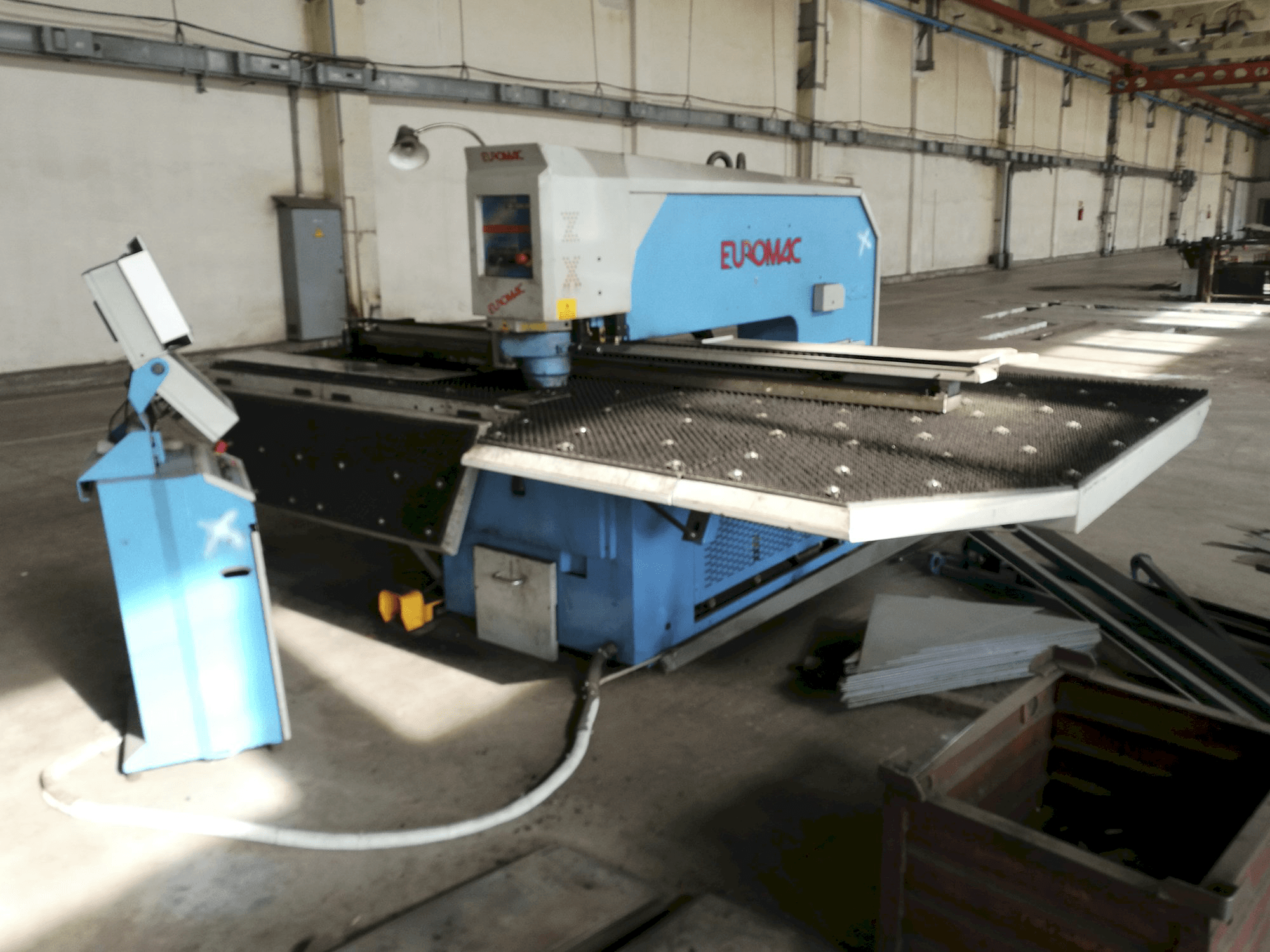 Mašīnas Euromac ZX 1250/30 skats no labās puses