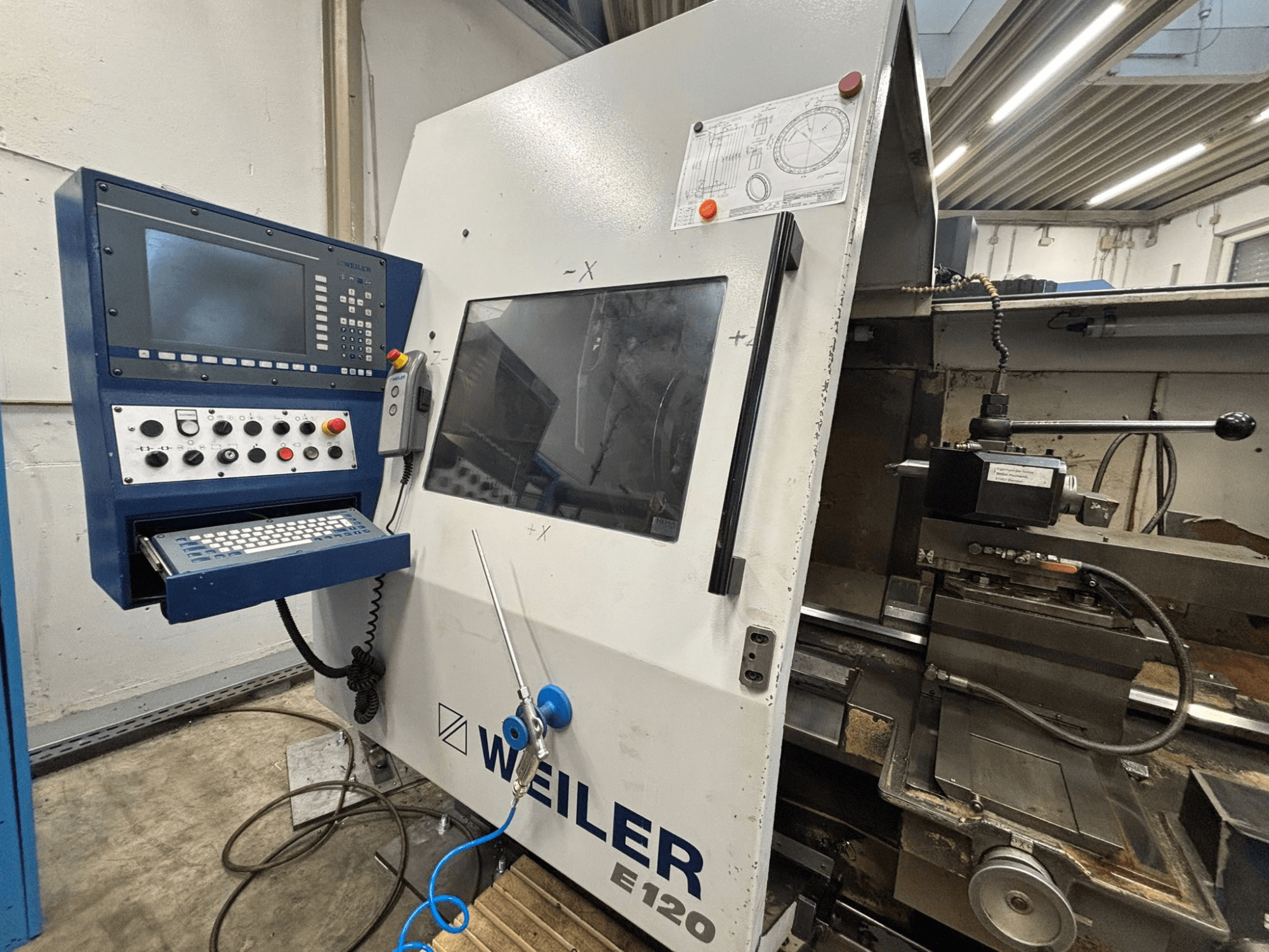 Weiler E-120 CNC darbgaldu vadības panelis un interfeiss, priekšējais skats ar redzamām pogām, displeja ekrānu un vadības komponentiem.