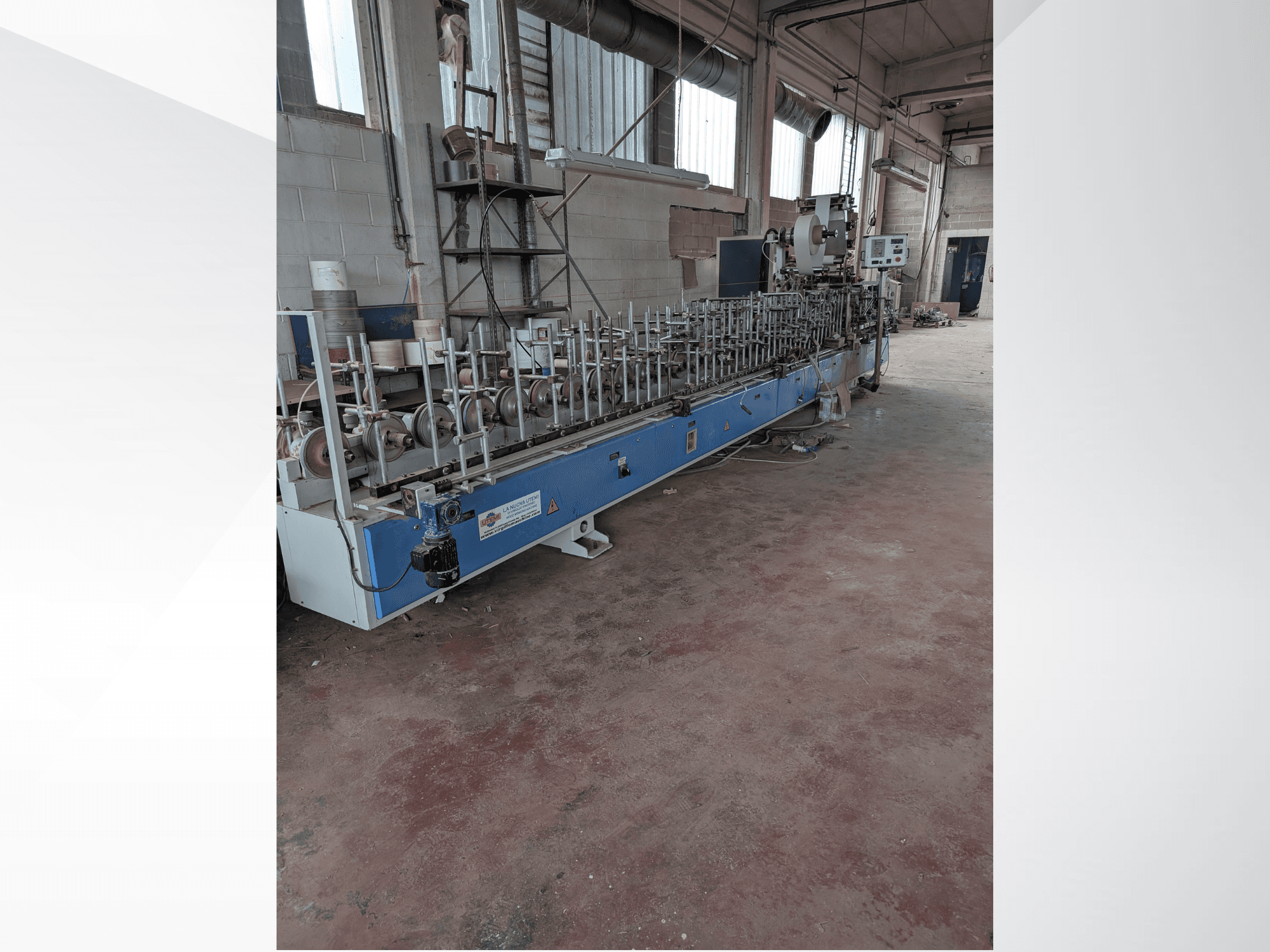 Skats no priekšpuses uz PUR-33-L kokapstrādes mašīnu ar vairākiem vārpstiņiem un glītu zilu dizainu rūpnieciskā vidē.