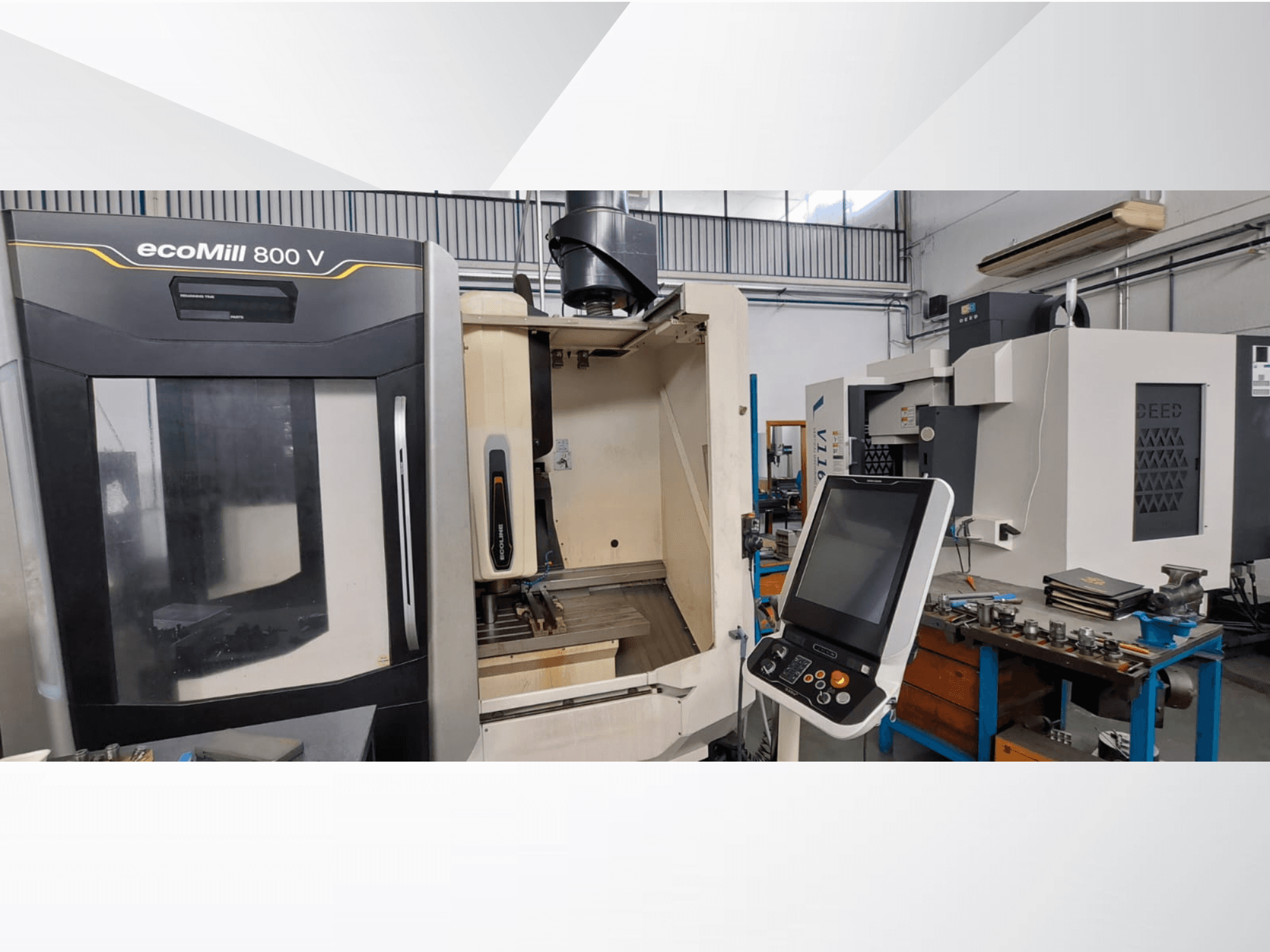 DMG ecoMill 800V vertikālā apstrādes centra priekšējais skats ar vadības paneli un atvērtu apstrādes zonu.