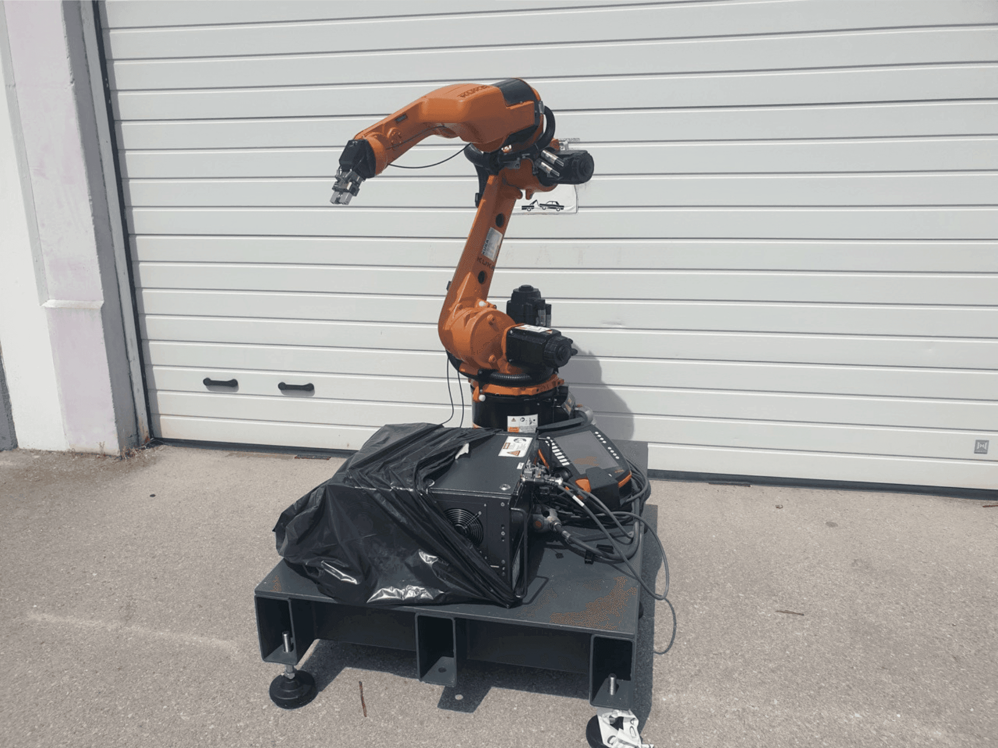 Mašīnas KUKA KR 8 R1420 pretskats