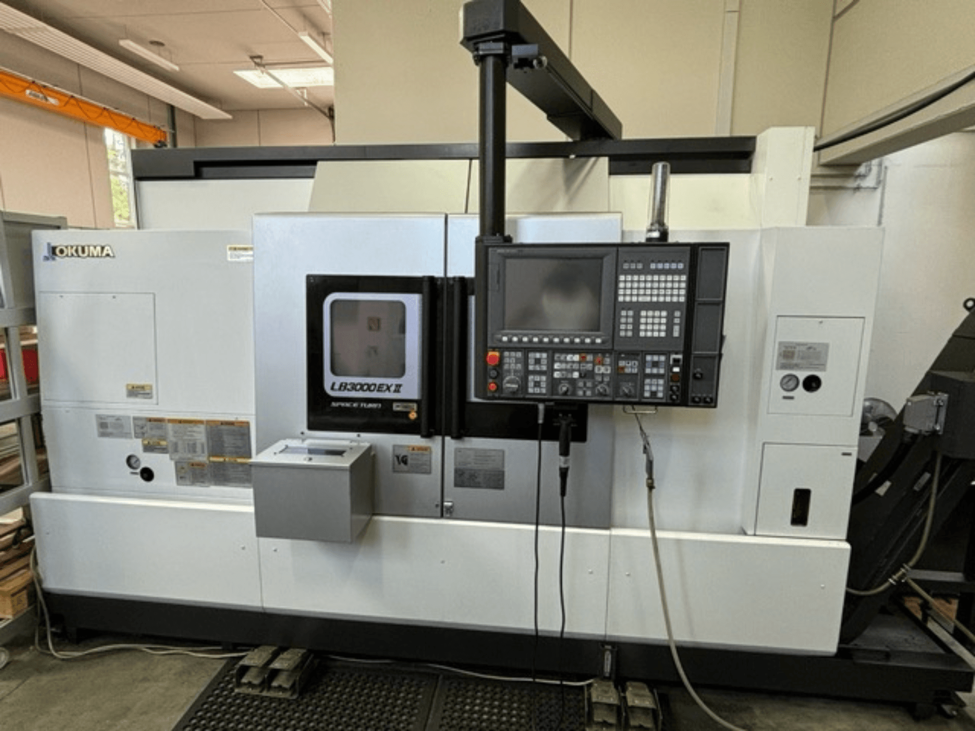 Okuma LB 3000 EXII horizontālās virpošanas iekārta, priekšējais skats, kurā redzams vadības panelis un darbības funkcijas.