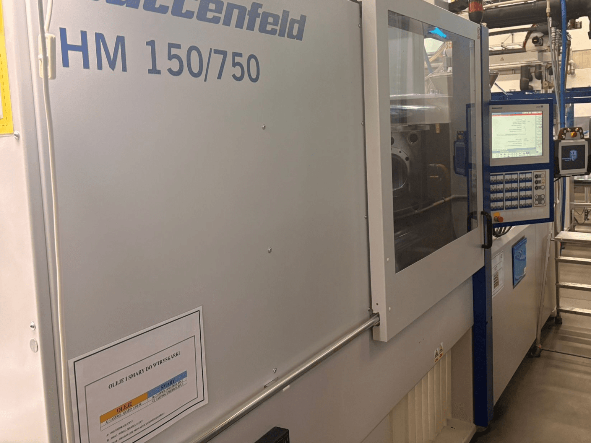 Hoffer Maschinenbau HM 150/750 iesmidzināšanas veidošanas iekārta, priekšējais skats, vadības panelis un darbības displejs.