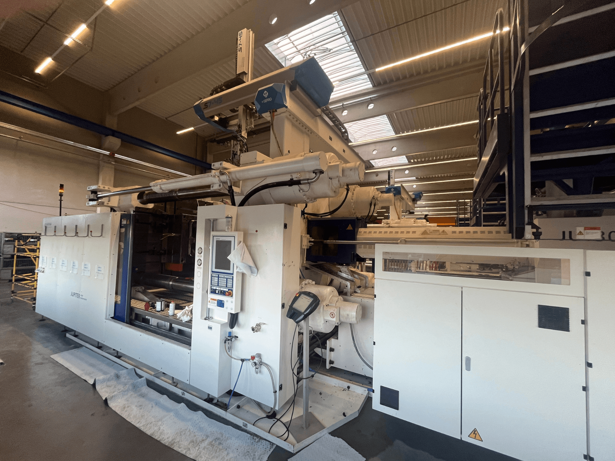 Autefa tekstilmašīnas priekšējais skats, kurā redzams vadības panelis, sastāvdaļas un rūpnieciskais uzstādījums.