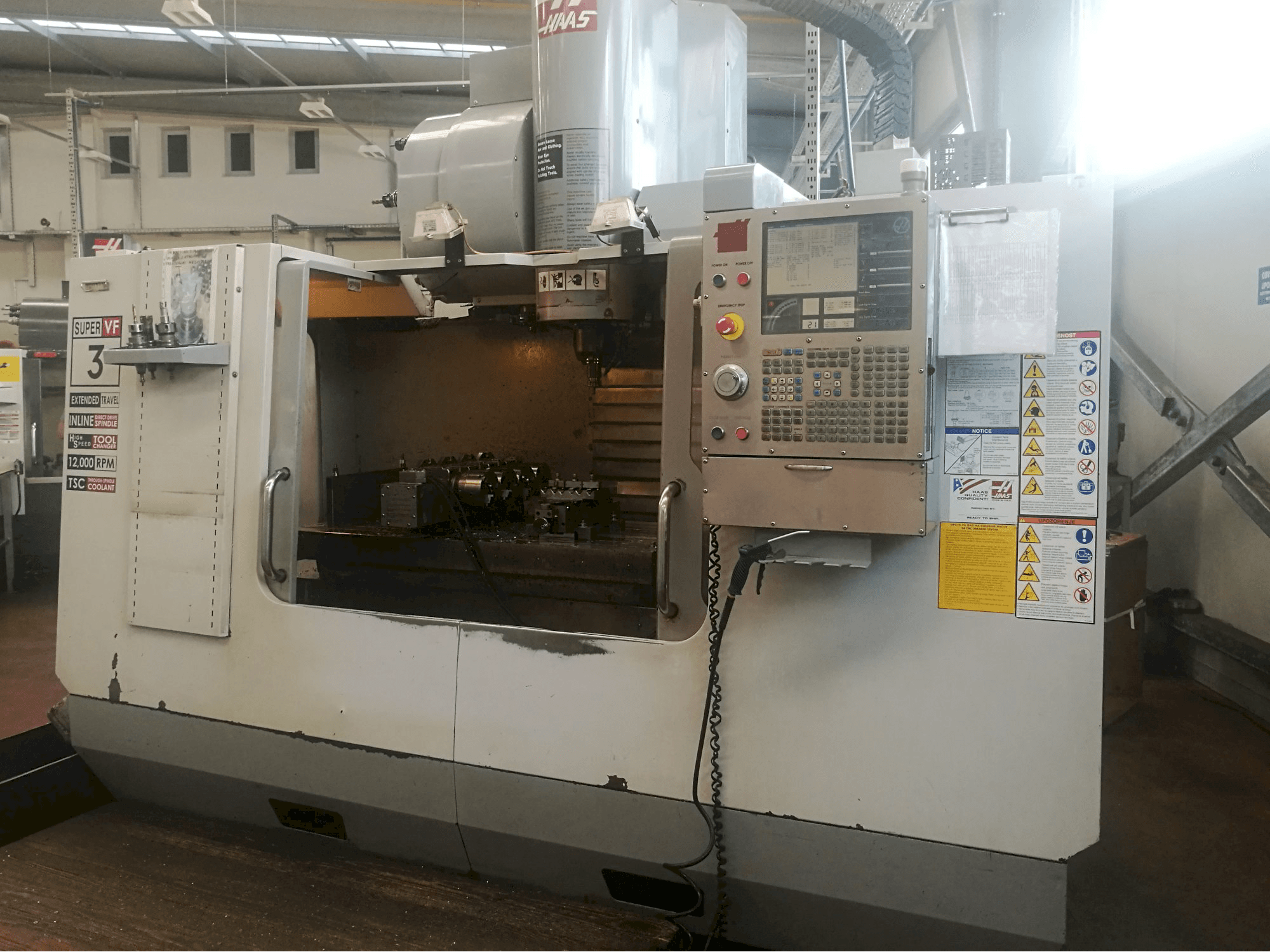 Mašīnas HAAS VF-3SSYTHE pretskats