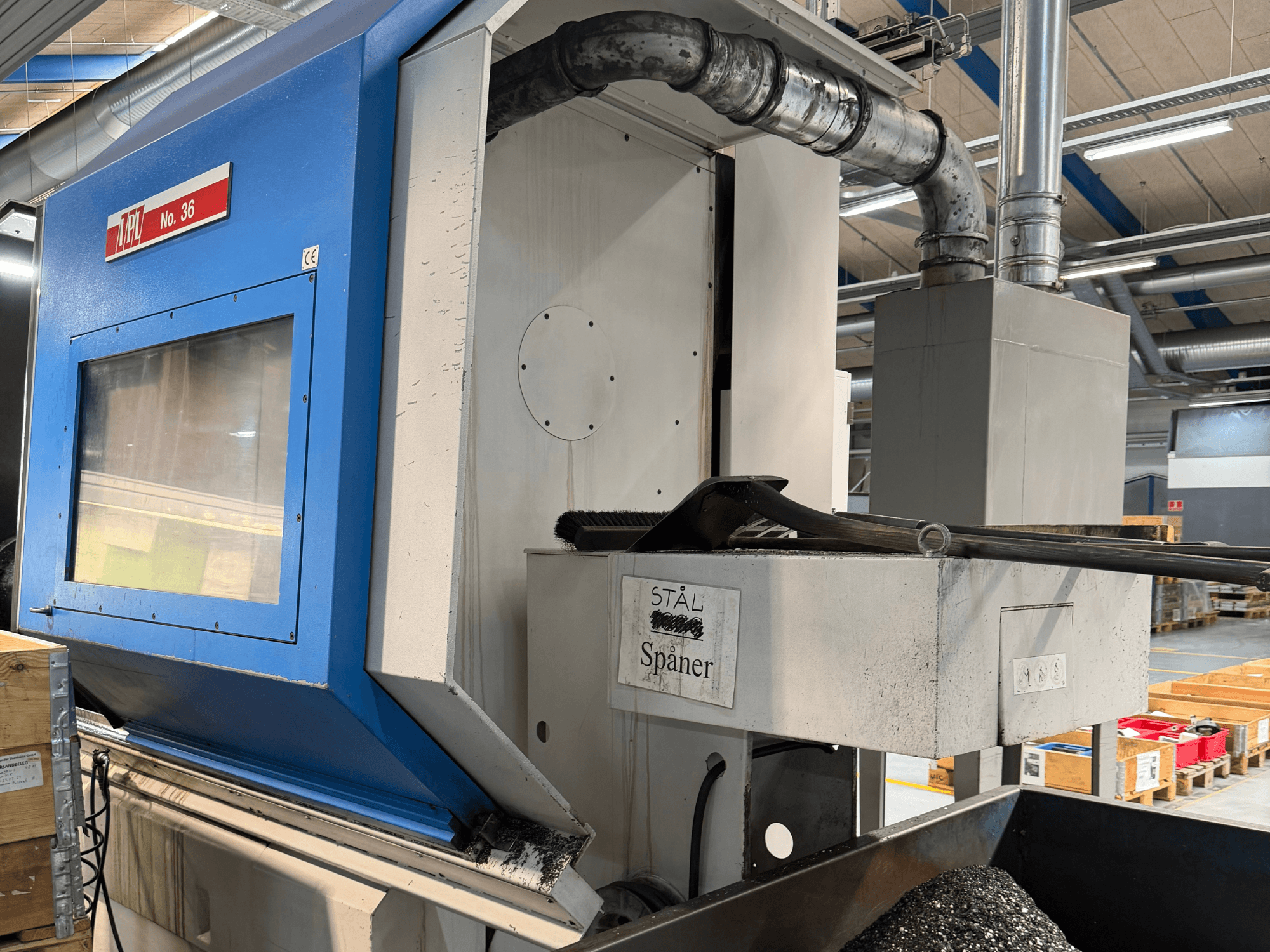 Horizontālās virpošanas iekārta BOEHRINGER VDF 400 CM, sānu skats, kurā redzams vadības panelis un materiāla savākšanas zona.