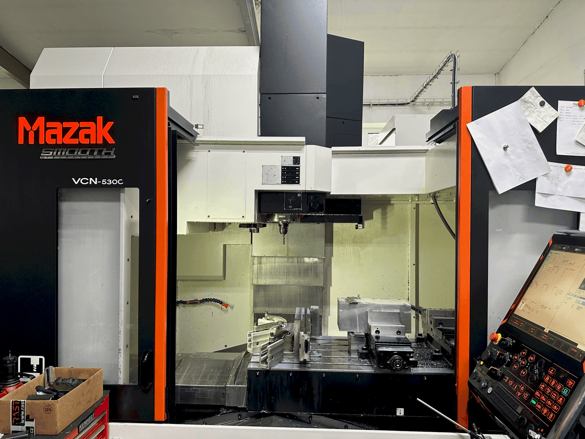 Mašīnas Mazak VCN-530C pretskats