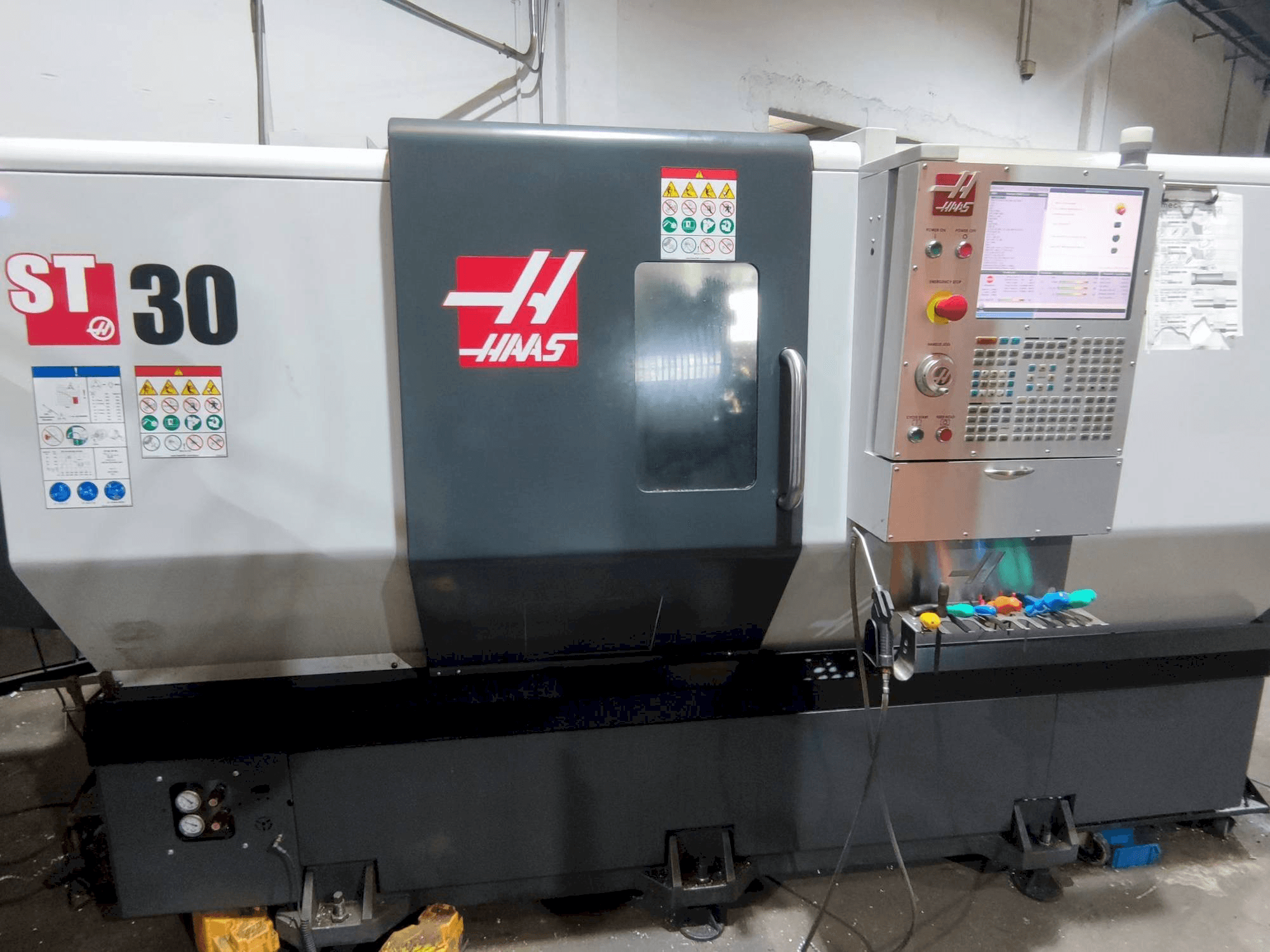 Mašīnas HAAS ST-30 pretskats