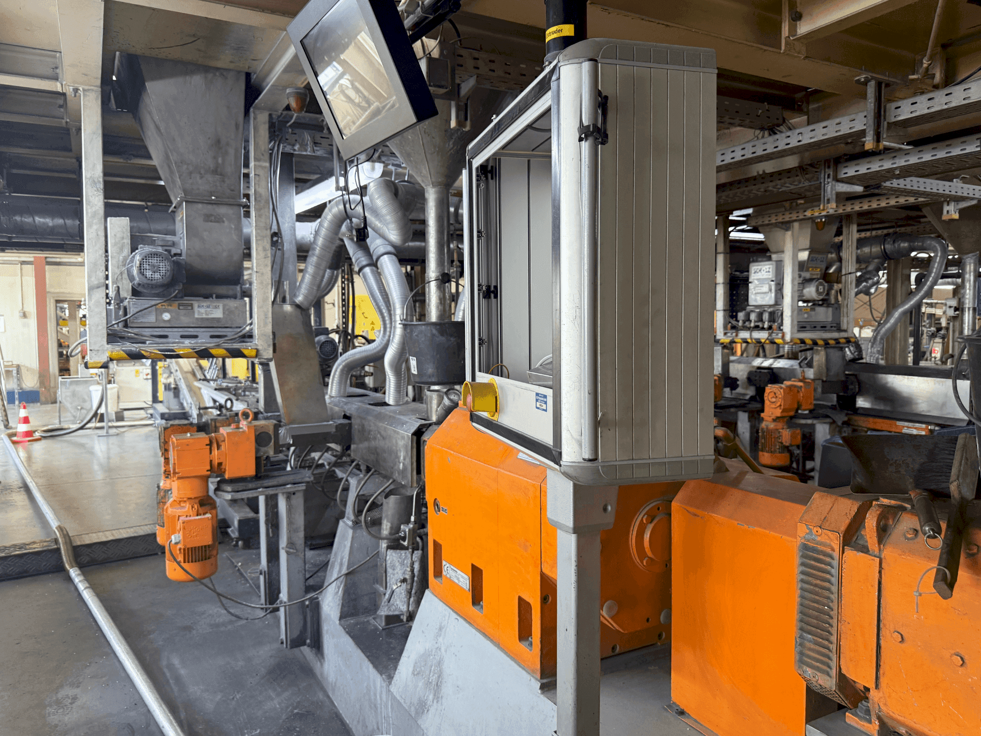 Mašīnas Leistritz ZSE 50HP-40D kreisās malas skats