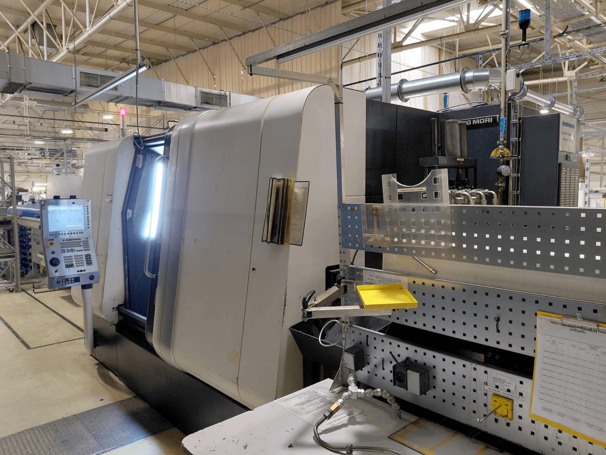 Daudzvārpstu virpošanas mašīna DMG MORI Sprint 65 linear, skats no priekšpuses, parādīts vadības panelis un mašīnas funkcijas.