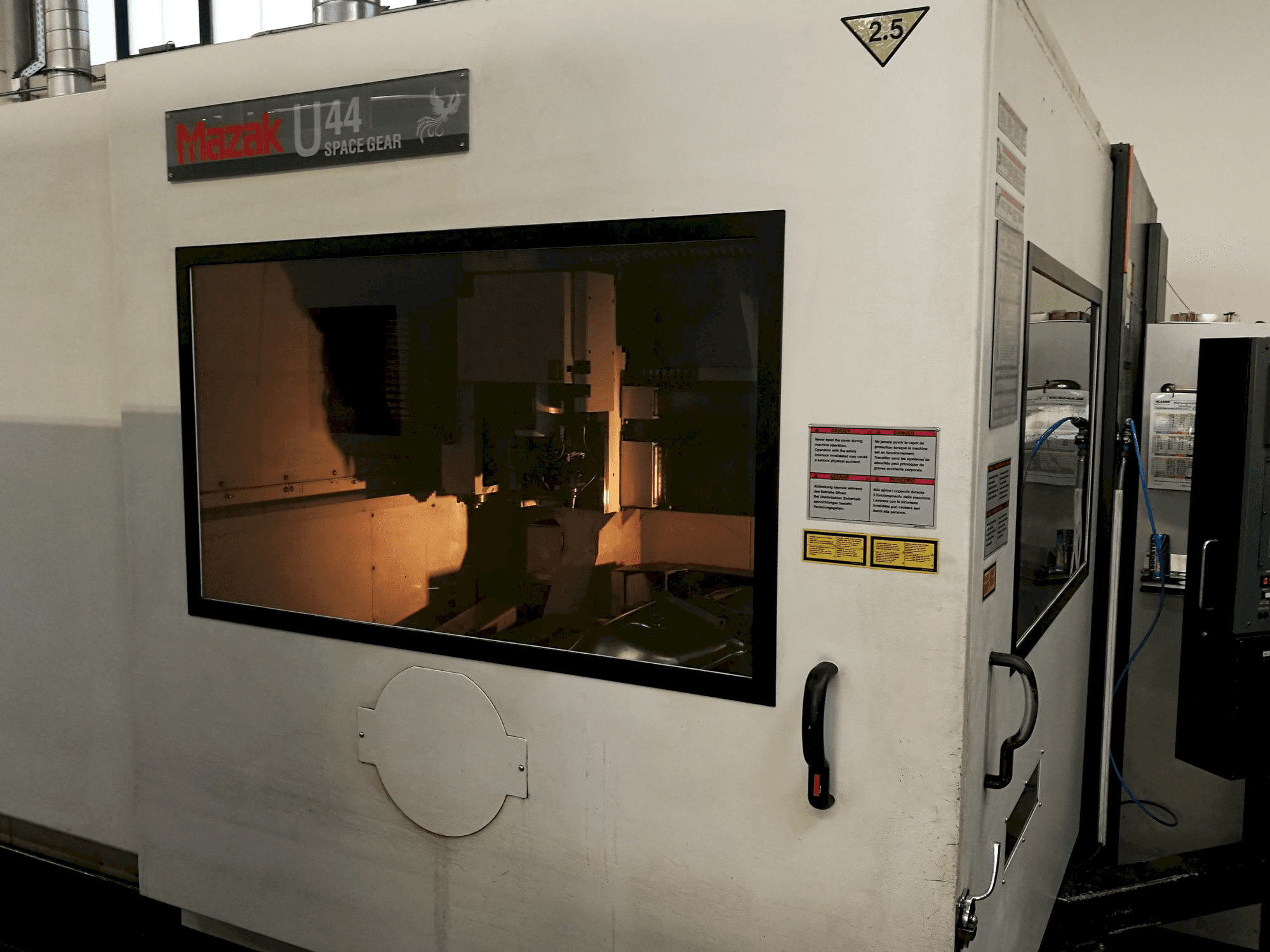 Mašīnas Mazak Space Gear-U44 skats no kreisās puses