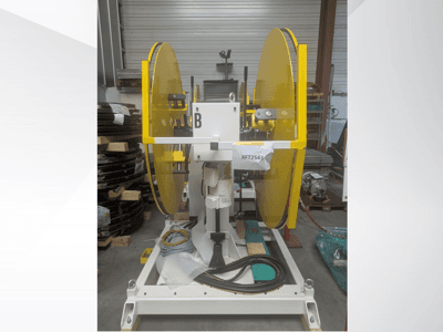 Dzelteni ripzāģa diski, kas uzstādīti uz baltas mašīnas pamatnes, skats no priekšpuses; modelis XFT2543, ar redzamiem vadiem un komponentiem.