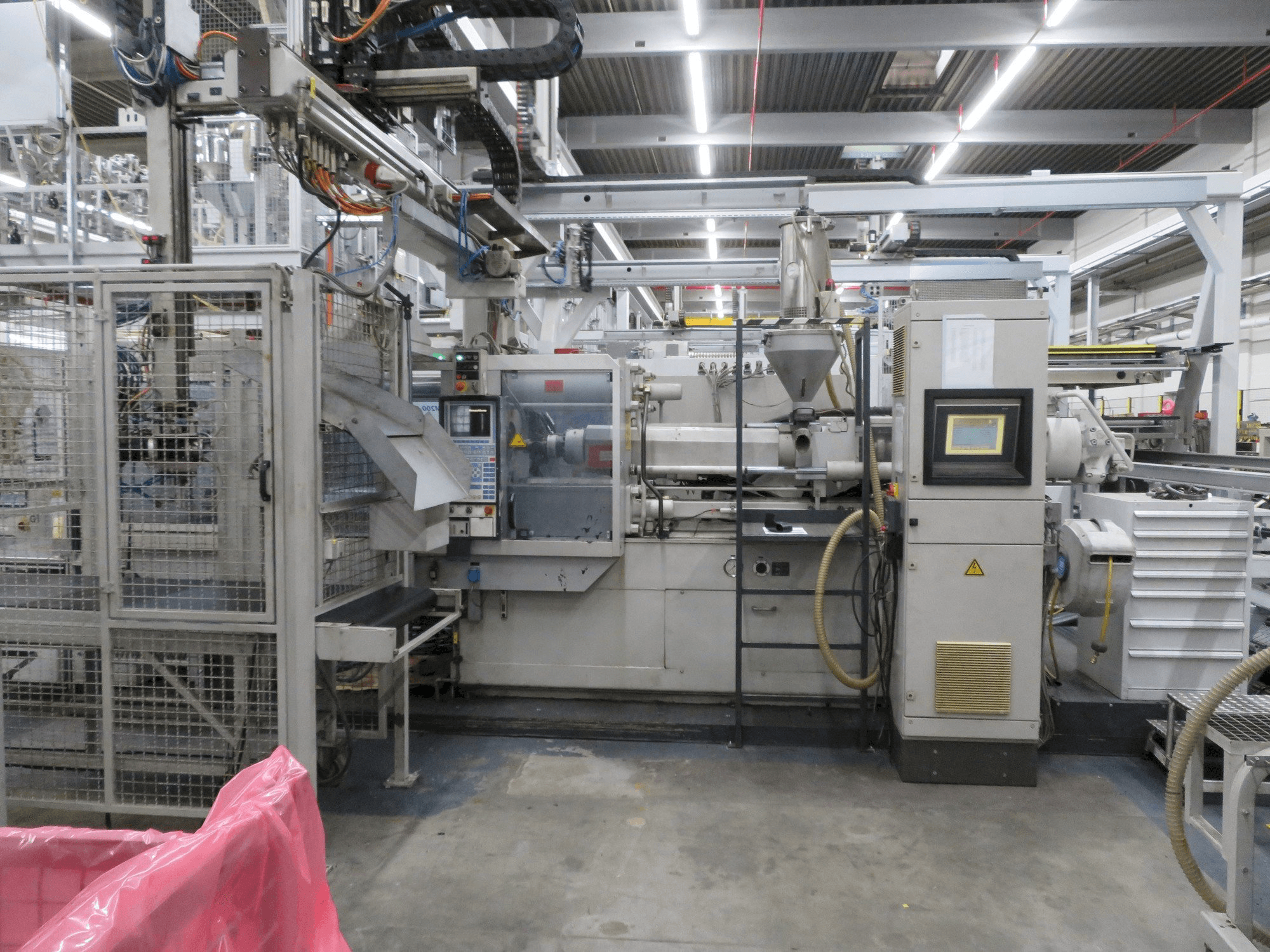 Mašīnas Krauss Maffei 200-1400 C2 pretskats