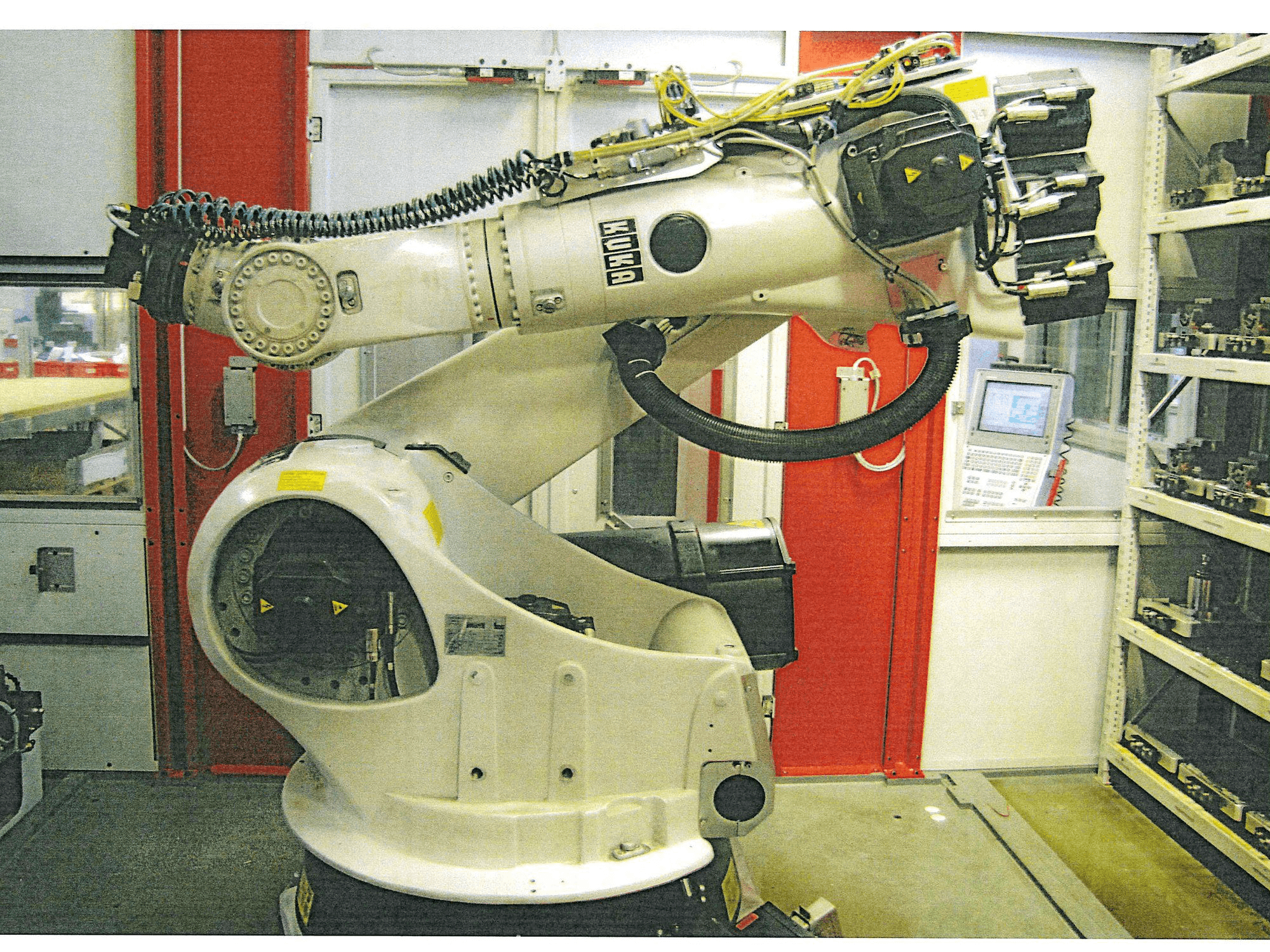 Mašīnas KUKA KR 150-2 2000 kreisās malas skats