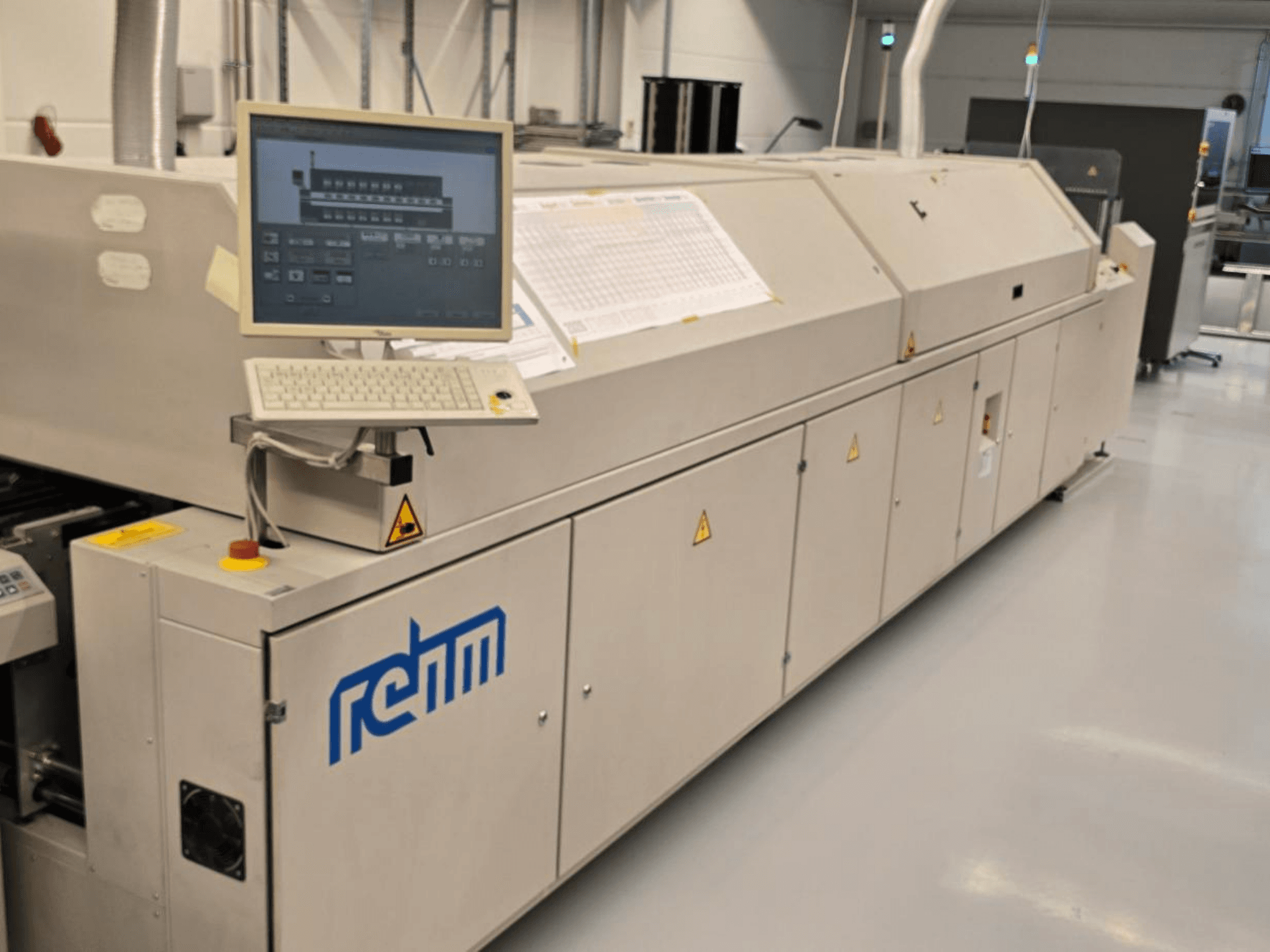 REHM VXS nitro 2450 automatizācijas iekārta, skats no priekšpuses; komplektā ietilpst monitors, tastatūra un vadības panelis darbību veikšanai.