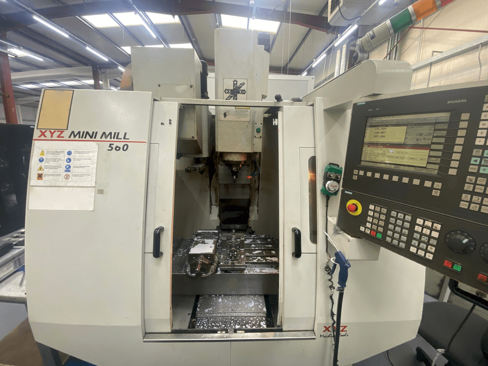 Mašīnas XYZ Mini Mill 560 pretskats