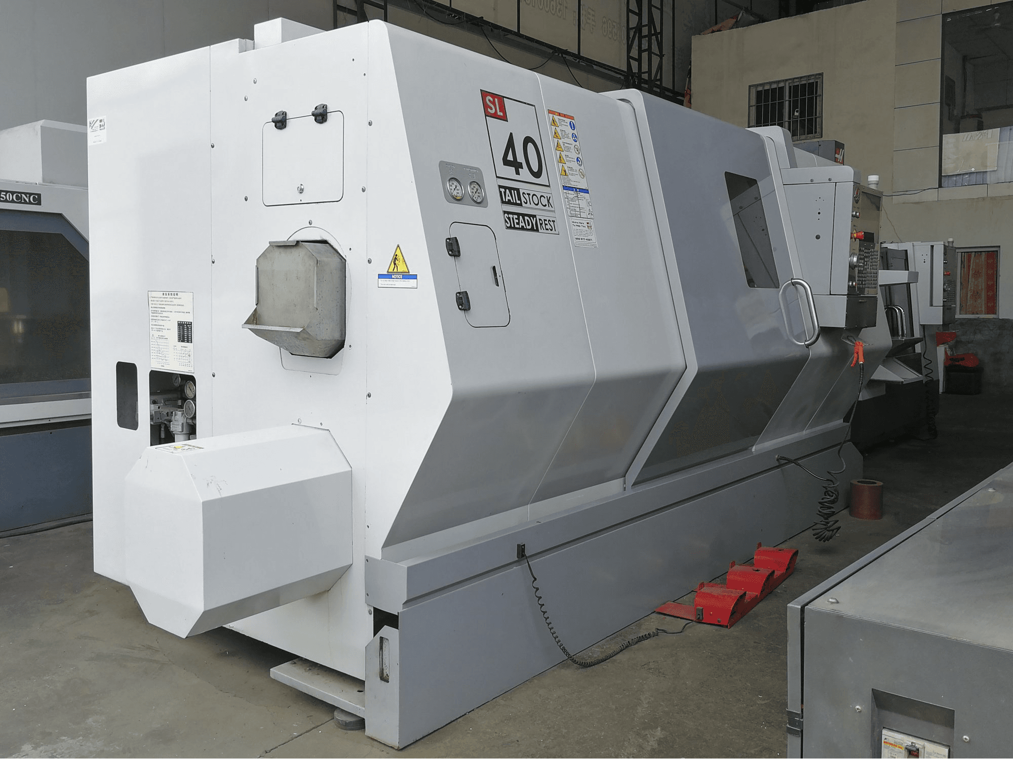 Mašīnas HAAS SL-40 skats no kreisās puses