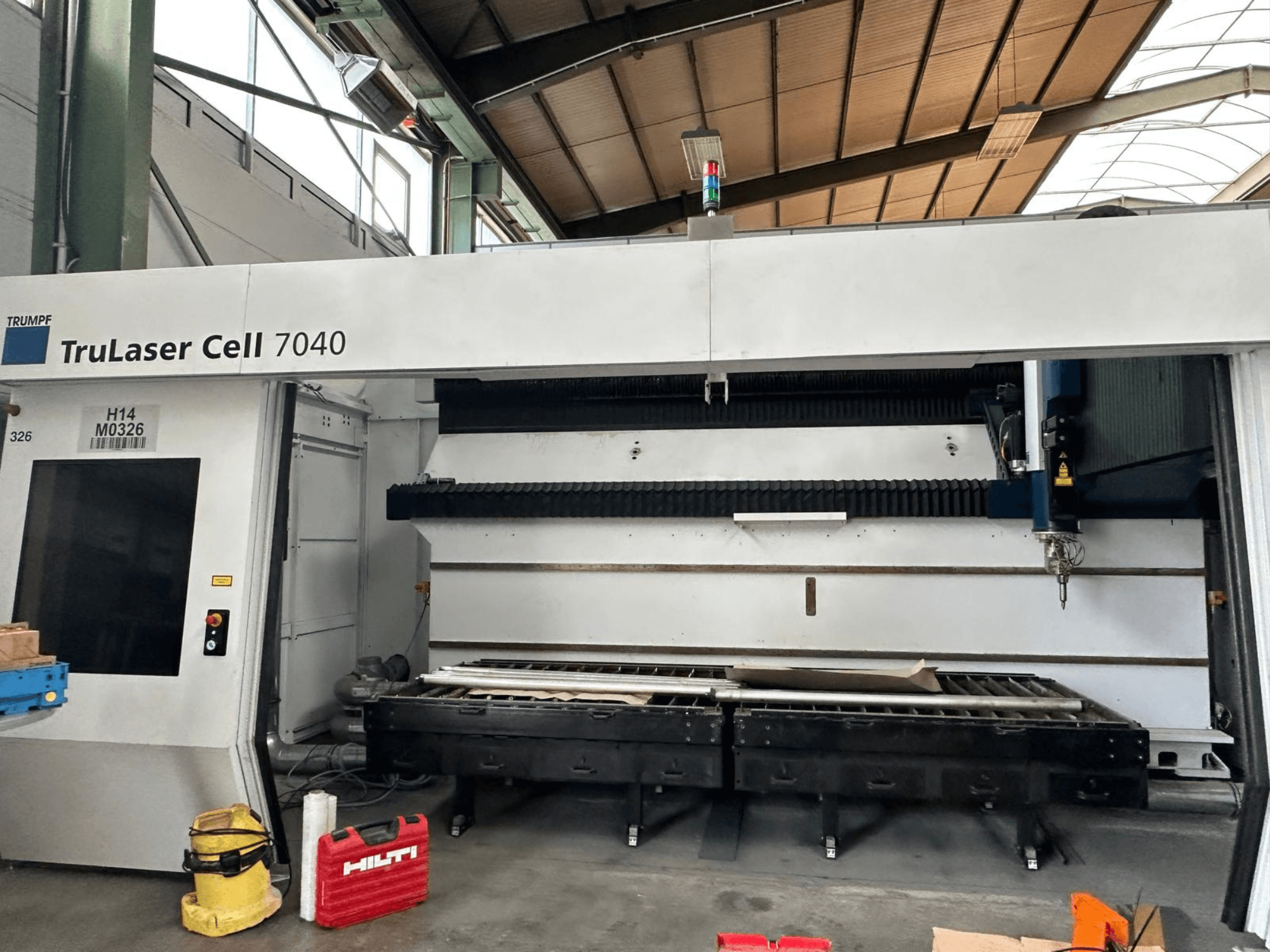 TRUMPF TruLaser Cell 7040 CO₂ lāzergriešanas mašīna, skats no priekšpuses, kurā redzams vadības panelis un griešanas zona.