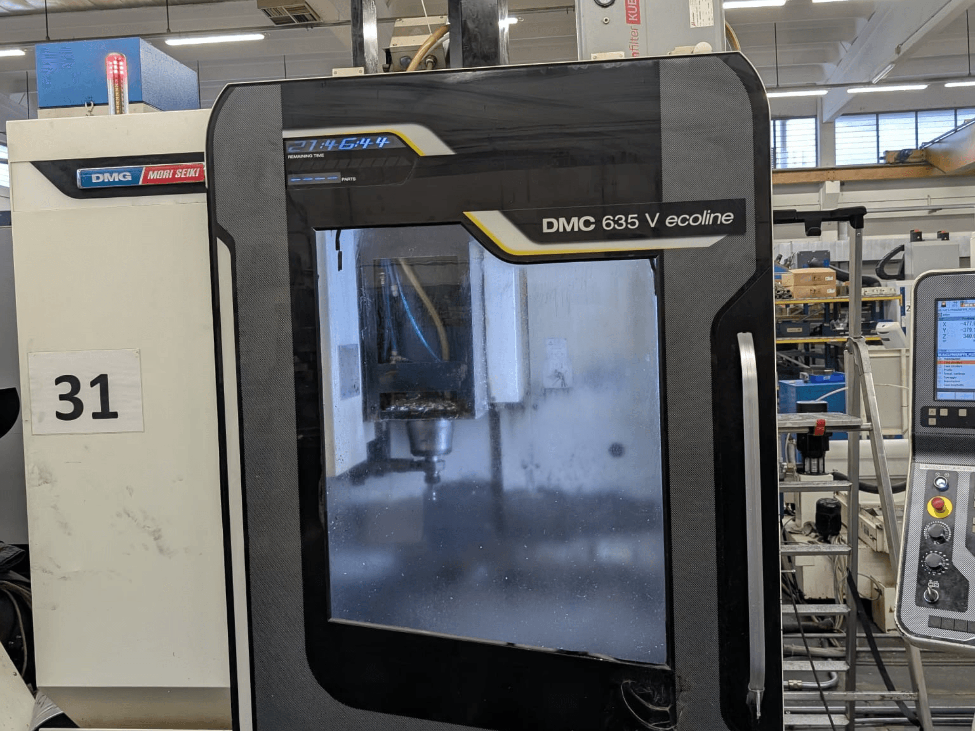 DMG Mori Seiki DMC 635V ecoline vertikālais apstrādes centrs, priekšējais skats ar vadības paneli un redzamo apstrādes zonu.