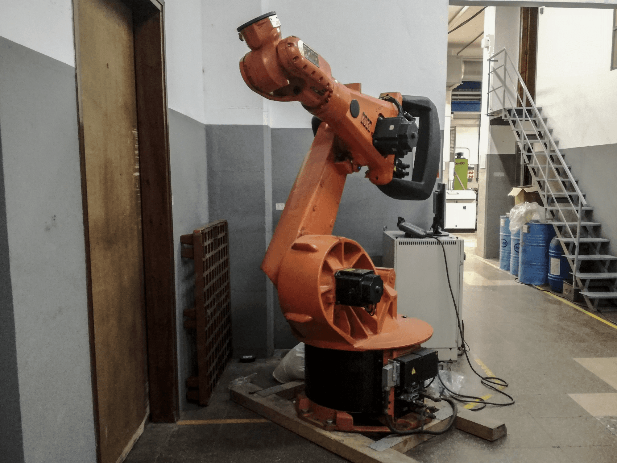 Mašīnas KUKA KR 150-2 (VKR C1) skats no kreisās puses