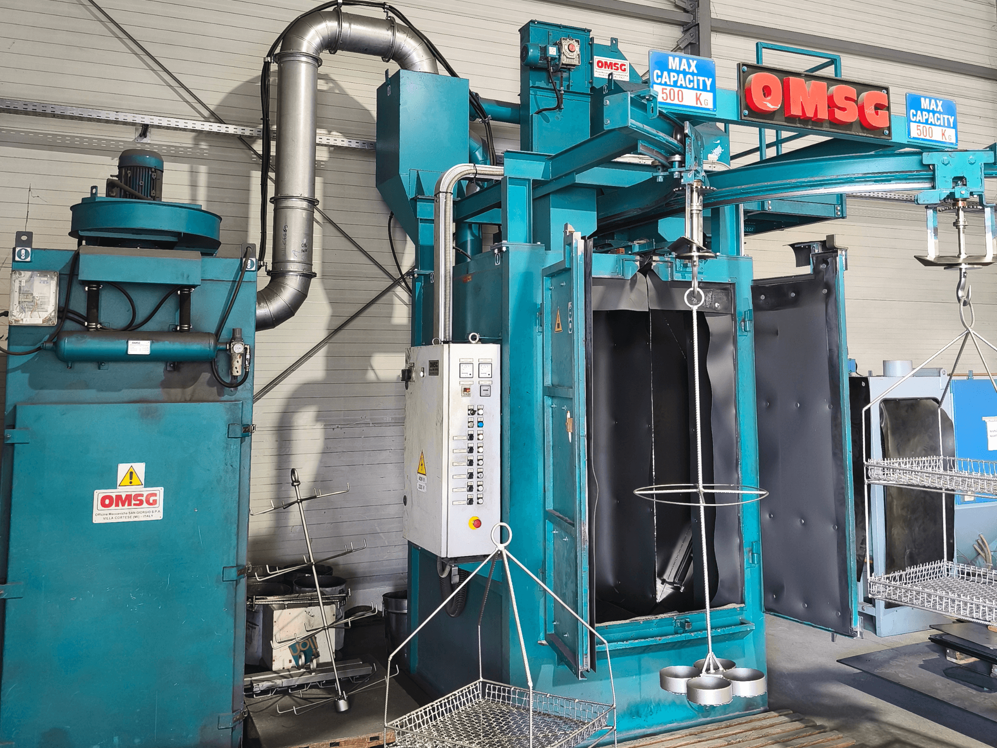 OMSG rūpnieciskās tīrīšanas iekārta ar maksimālo ietilpību 500 kg, ar vadības paneli un atvērtu kameru detaļu tīrīšanai.