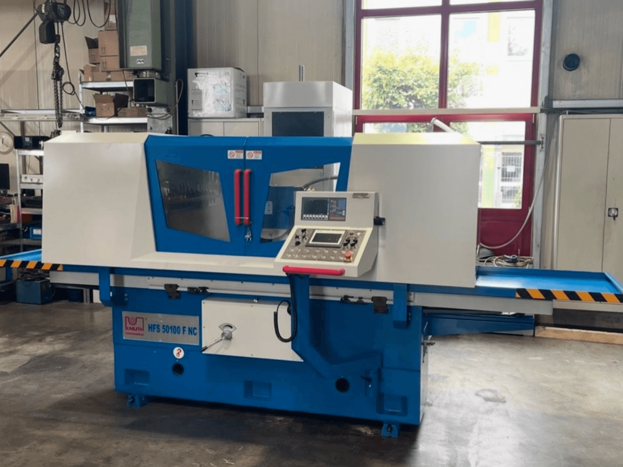KNUTH HFS 50100 F NC virsmas slīpēšanas mašīna, skats no priekšpuses, kurā redzams vadības panelis, slīpēšanas galds un drošības elementi.