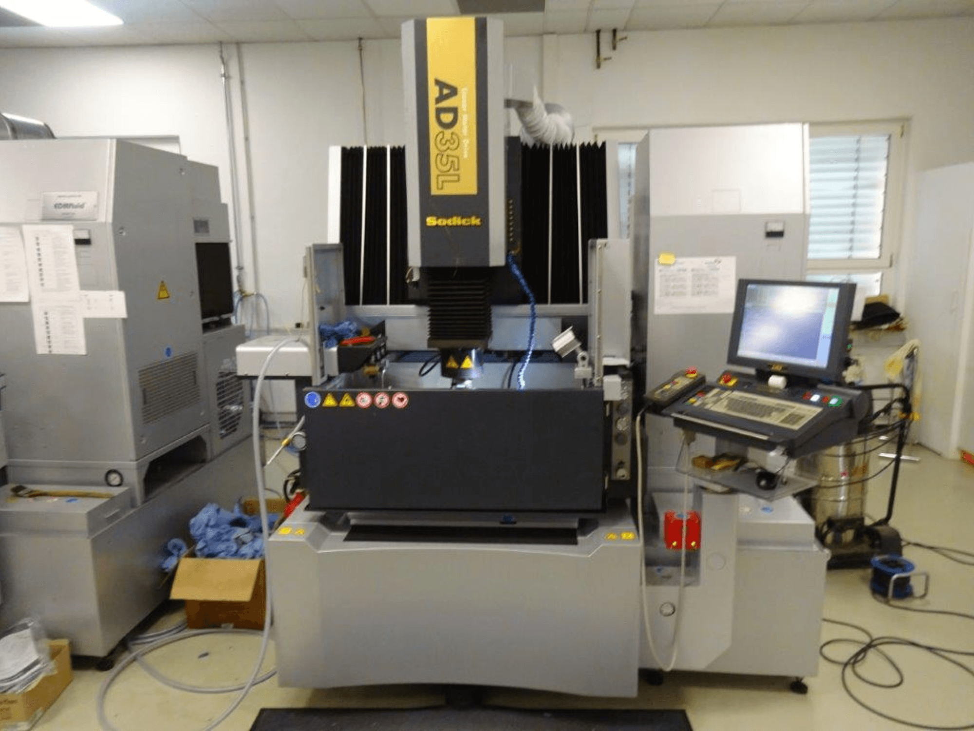 Sodick AD35L elektriskā izlādes mašīna, priekšējais skats ar redzamu vadības paneli, dzesēšanas sistēmu un darba zonu.