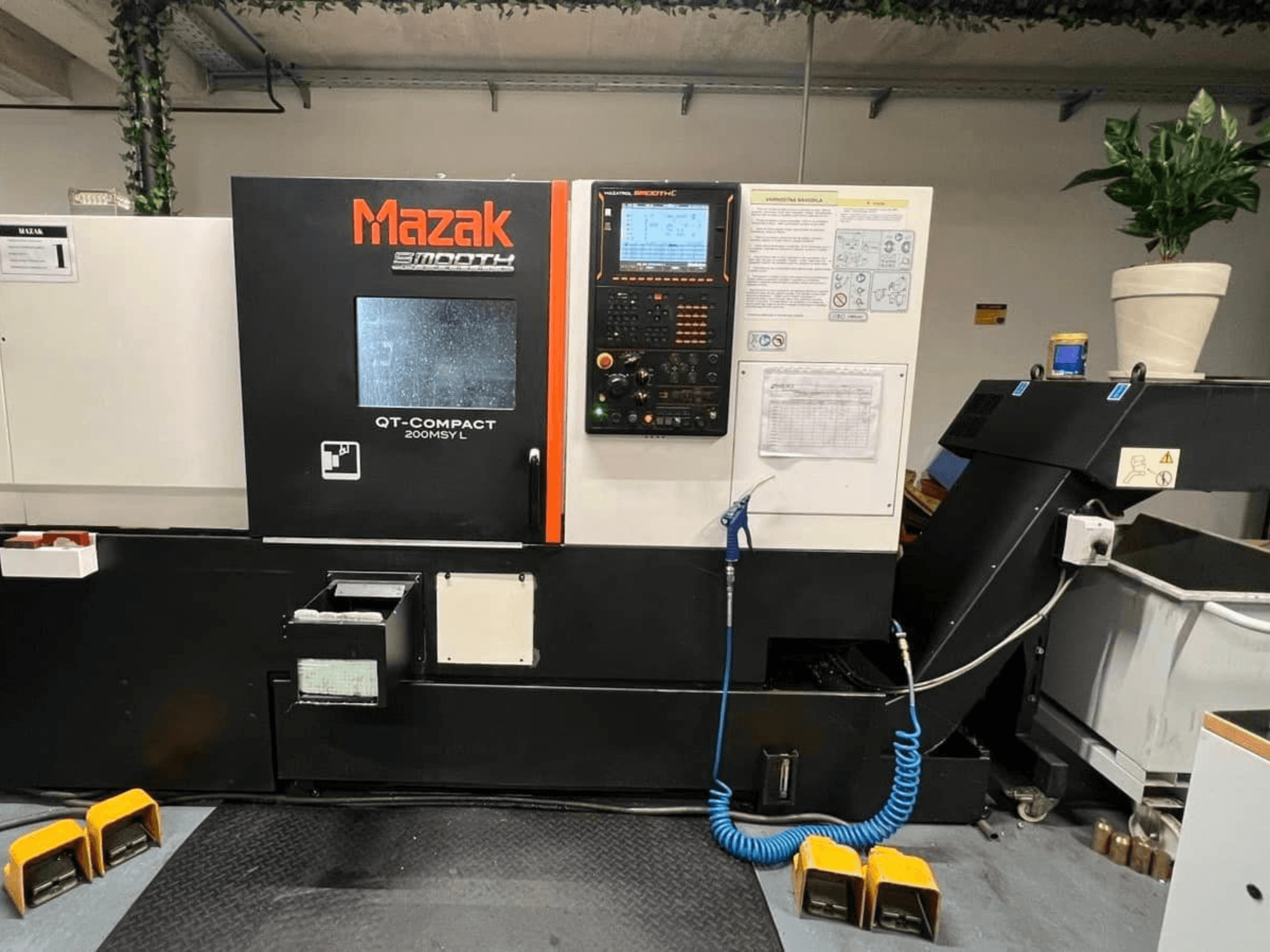 Mazak QUICK TURN COMPACT 200 MSY L horizontālā virpošanas mašīna, skats no priekšpuses, kurā redzams vadības panelis un instrumentu glabāšanas vieta.