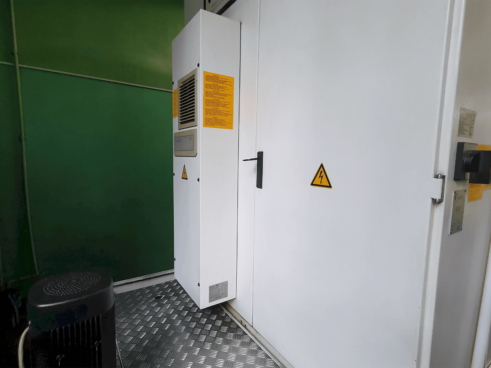 Mašīnas Walter Helitronic Power skats no aizmugures