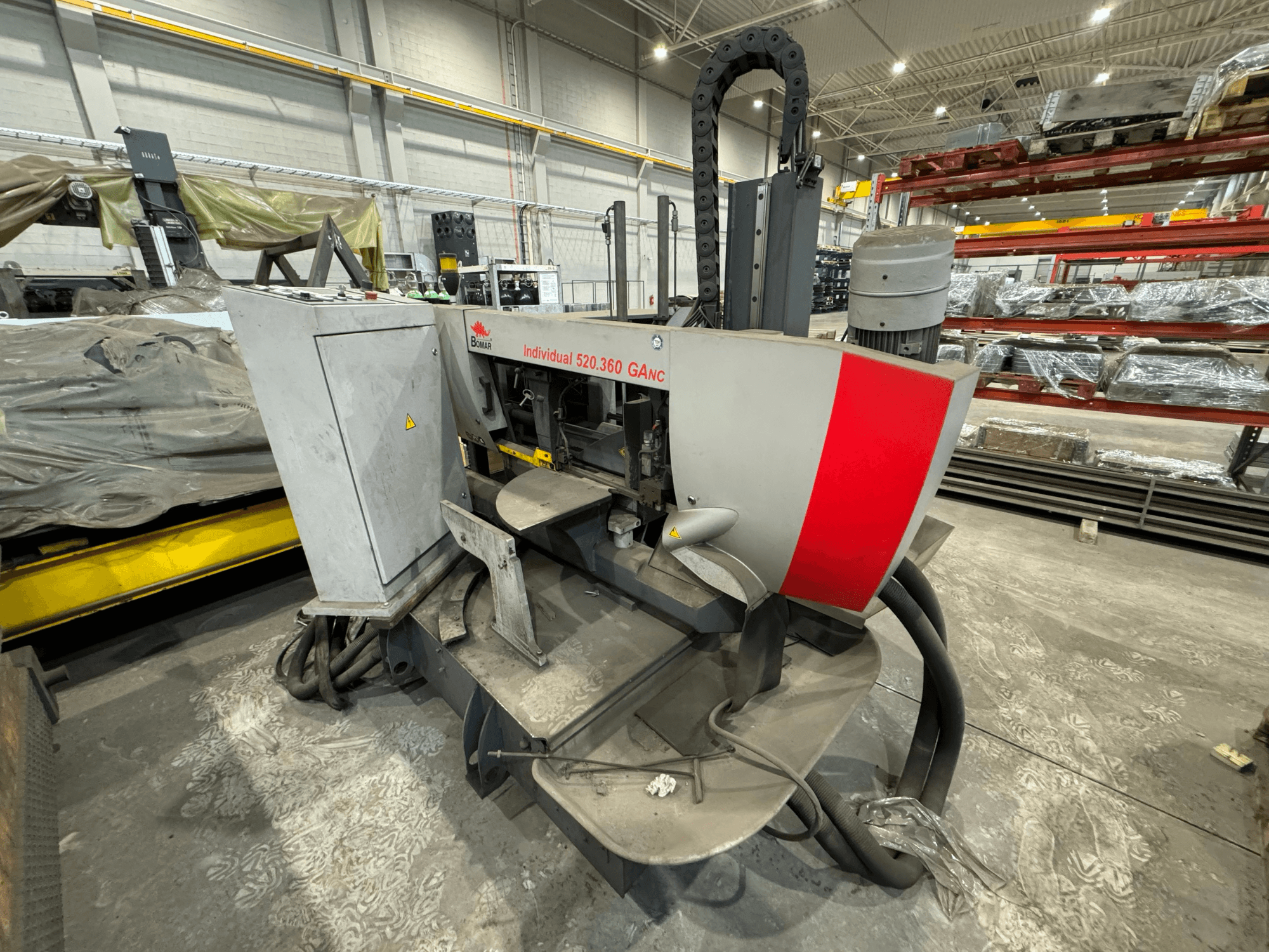 Böhler Individual 520.360 GANC CNC mašīna darbnīcā, skatoties no priekšpuses, ar redzamiem vadības elementiem un motoru.