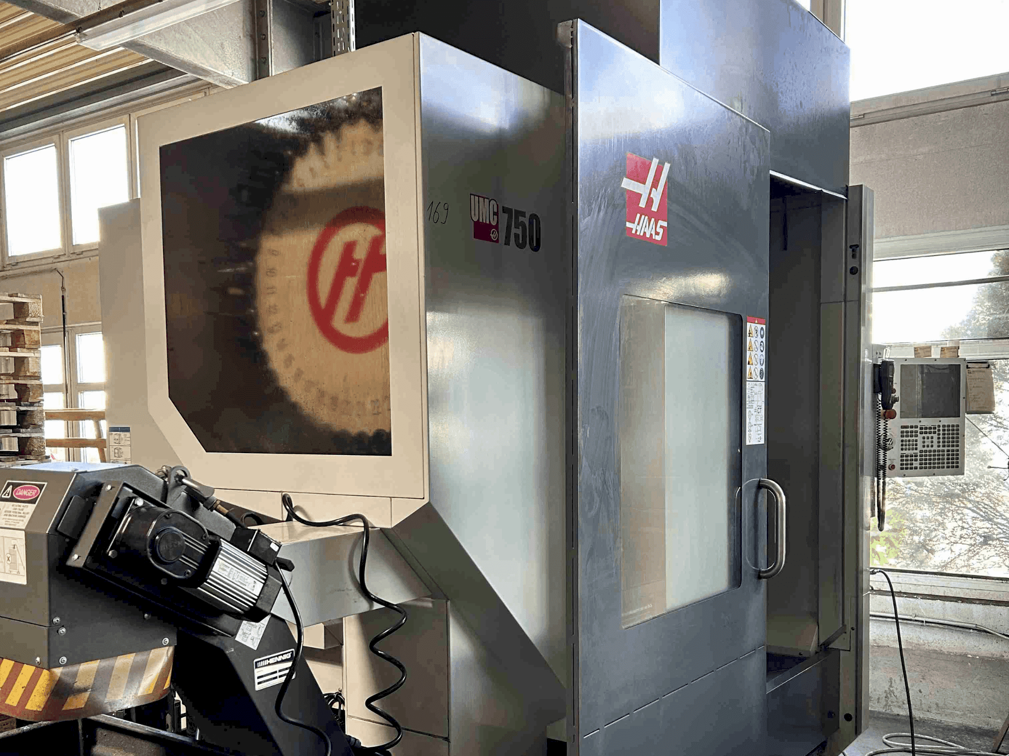 Mašīnas HAAS UMC-750 pretskats