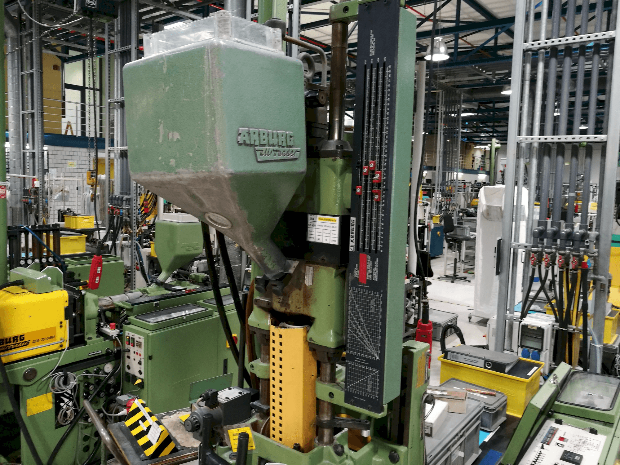 Mašīnas Arburg Allrounder 221-75-350 skats no kreisās puses
