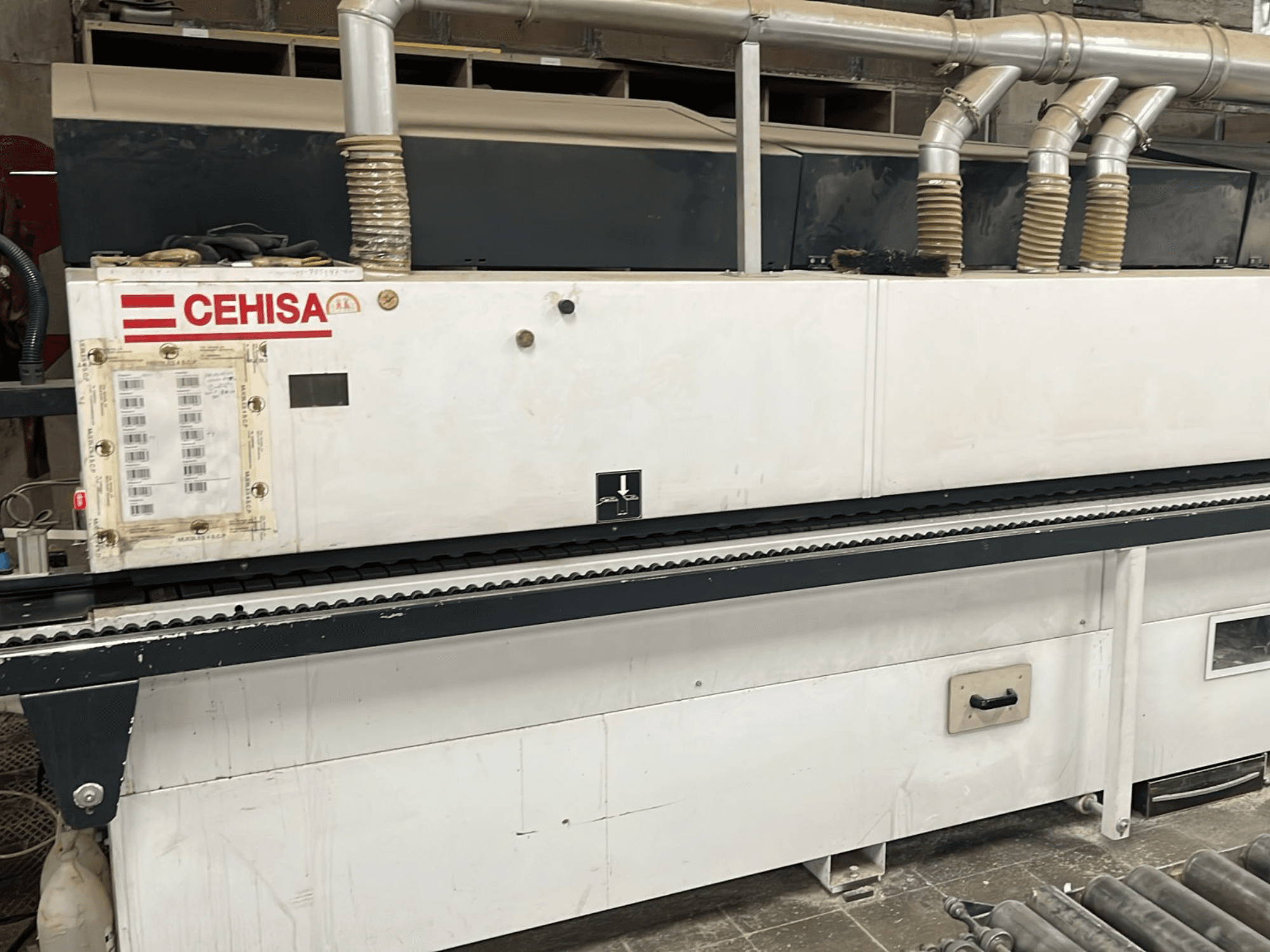 CEHISA PRO 12 CONCEPT malu līmēšanas mašīna, skats no priekšpuses, kurā redzams vadības panelis, putekļu nosūces caurules un konveijera lenta.