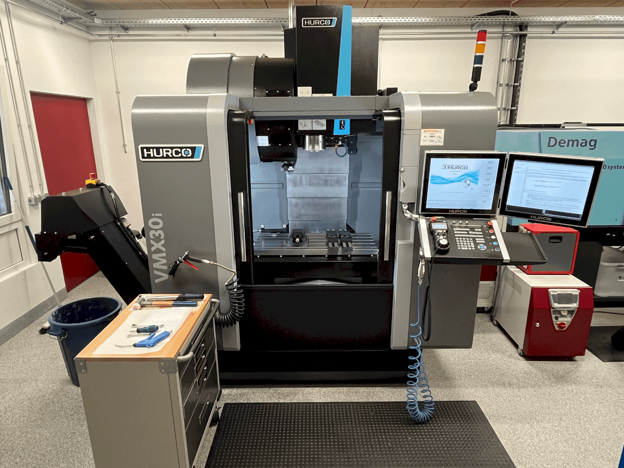 Mašīnas Hurco VMX30i pretskats