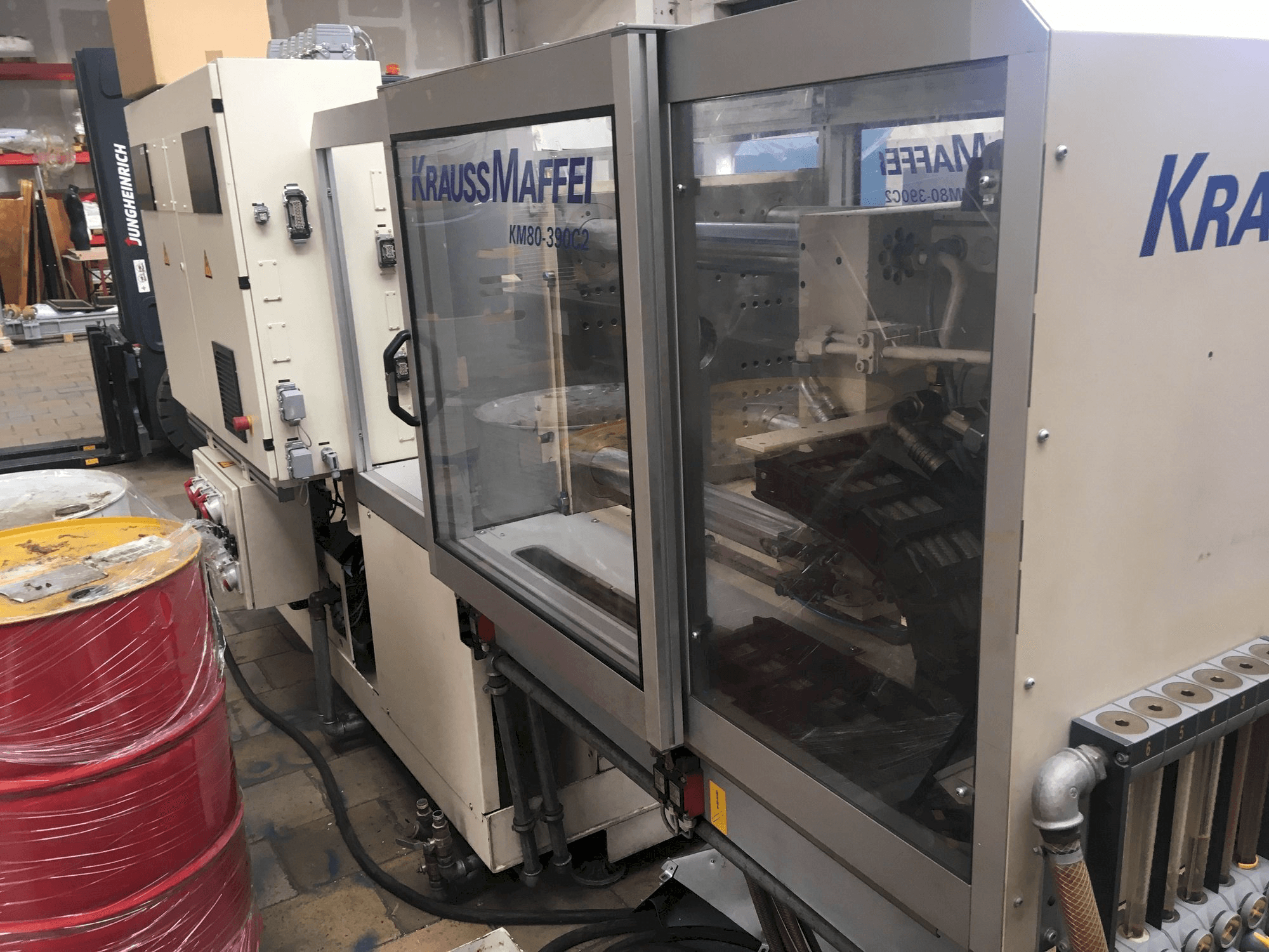 Mašīnas Krauss Maffei 80/390 C2 skats no labās puses