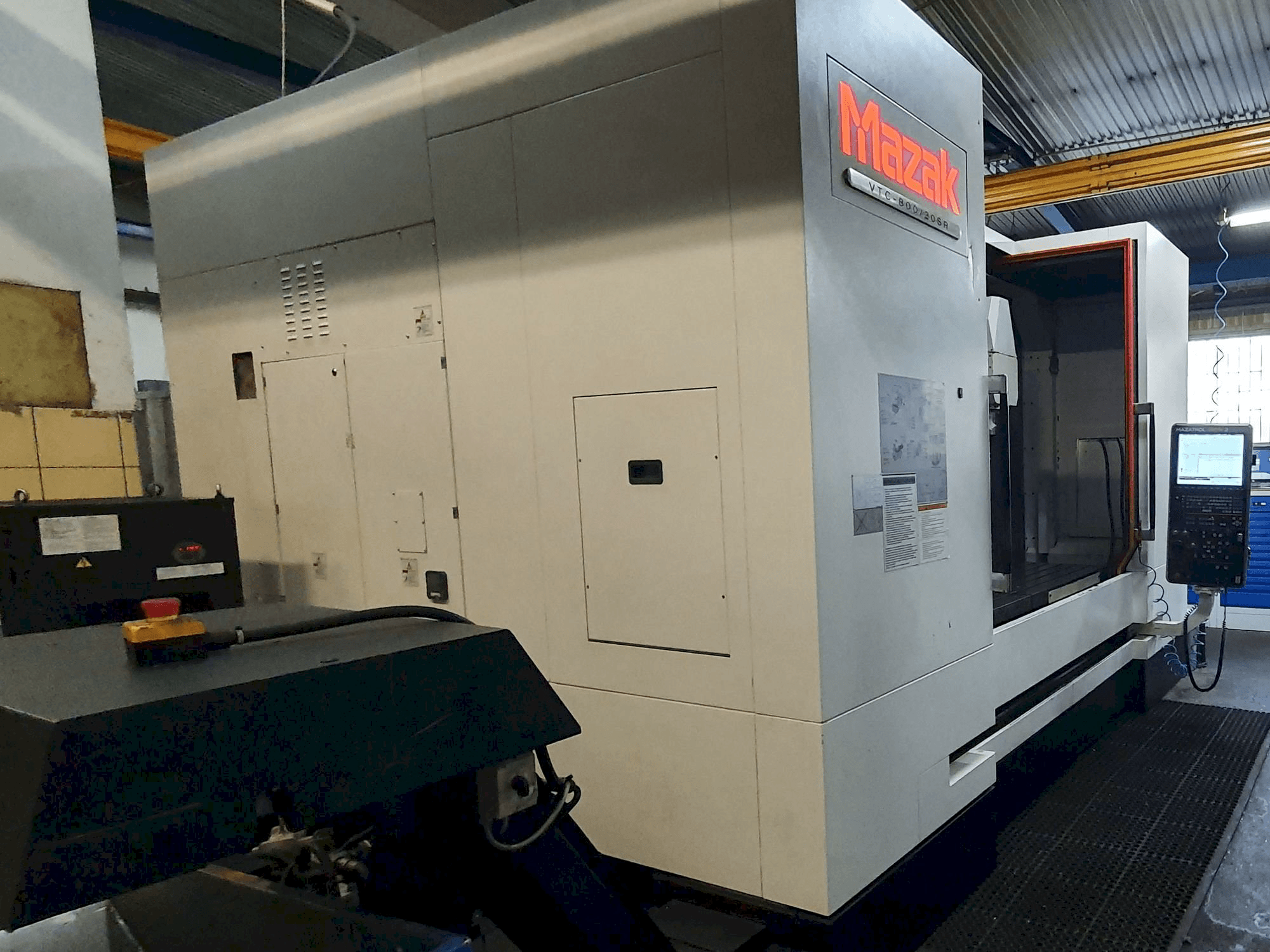 Mašīnas Mazak VTC-800/20SR skats no kreisās puses