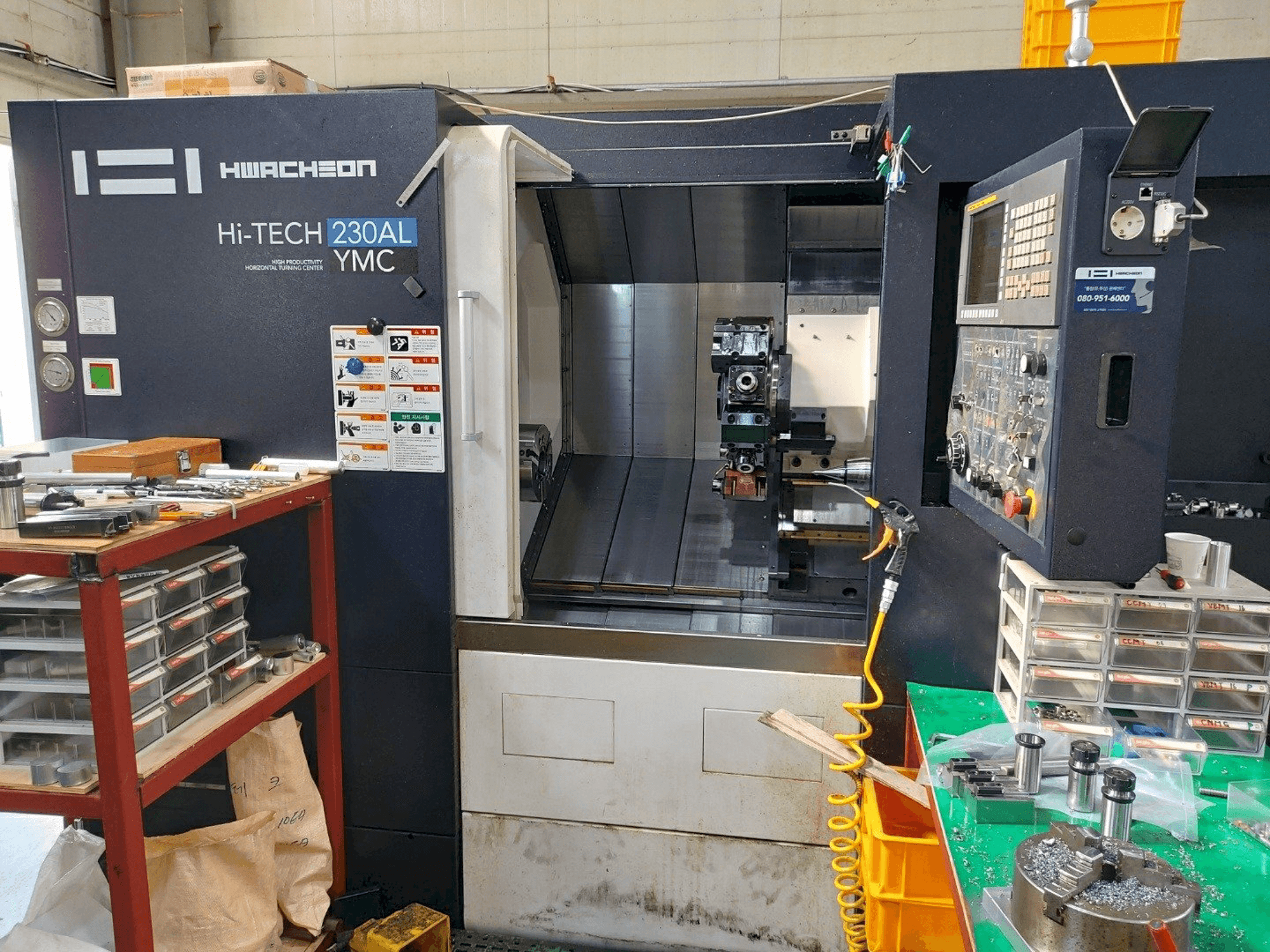 Mašīnas HWACHEON Hi-TECH 230AL YMC pretskats
