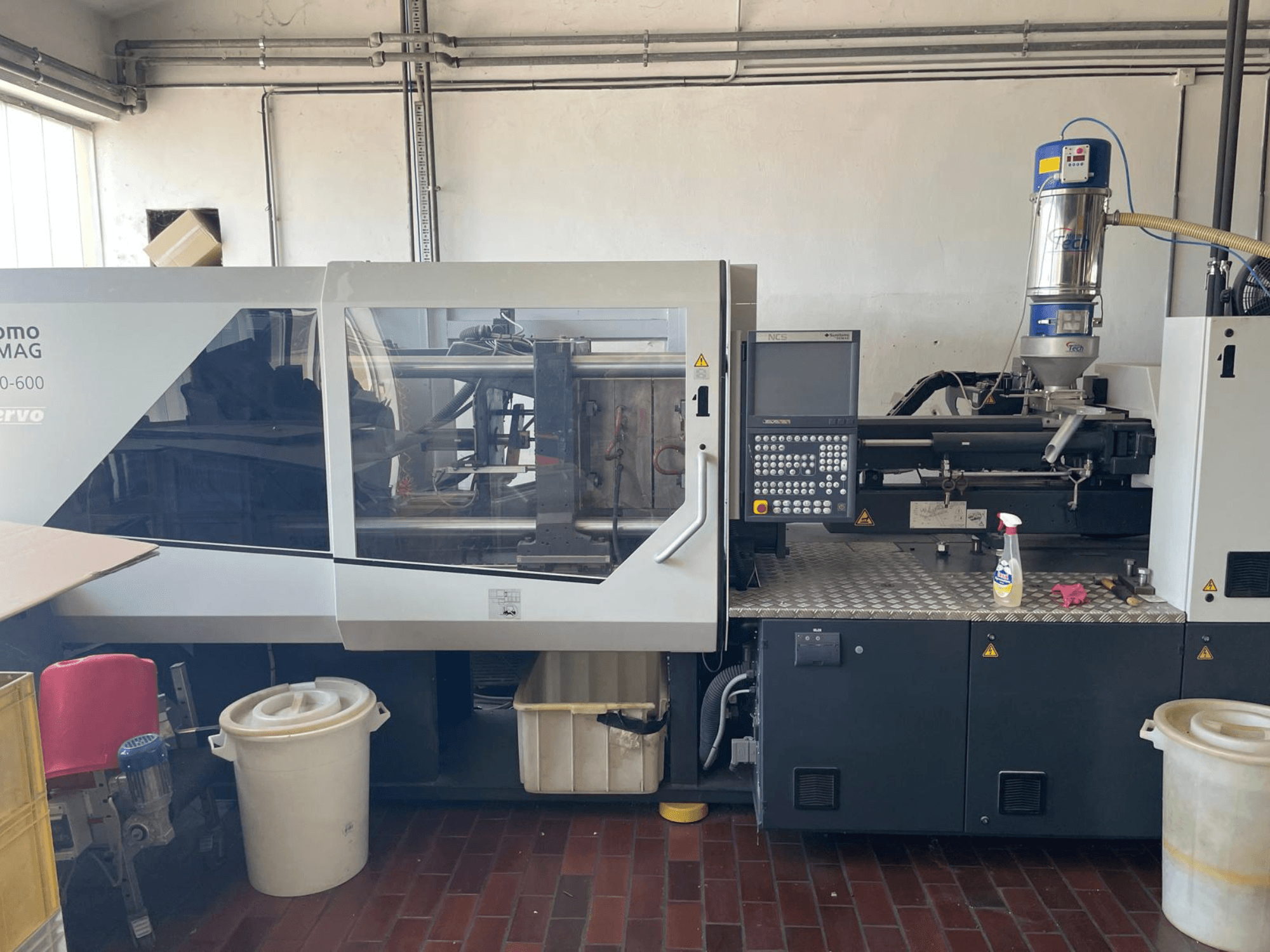 SUMITOMO SHI DEMAG Systec 160/520-600 hidrauliskās iesmidzināšanas iekārtas SUMITOMO SHI DEMAG Systec 160/520-600 priekšējais skats ar vadības paneli un padeves bloku.