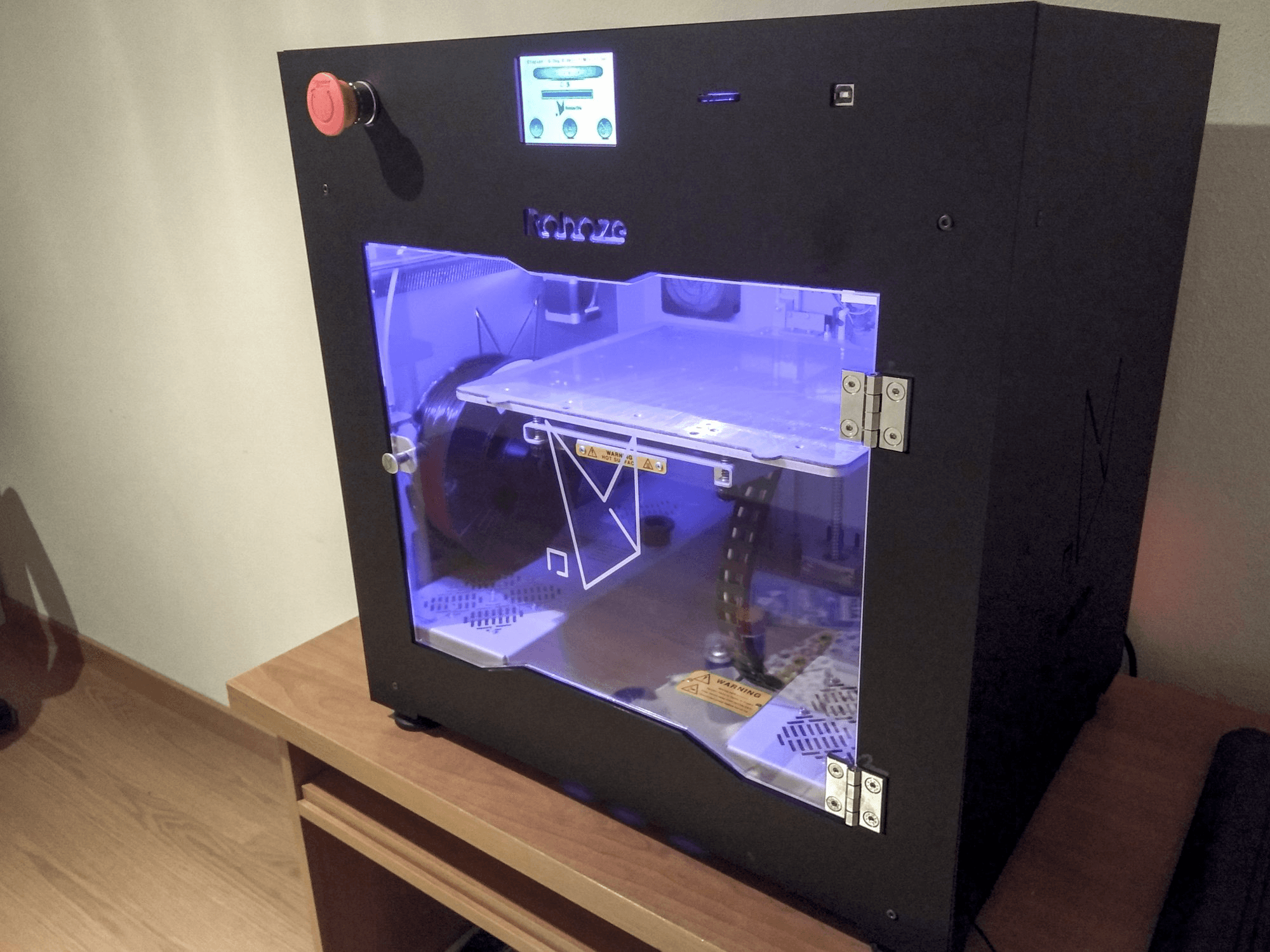 Mašīnas Roboze One skats no labās puses