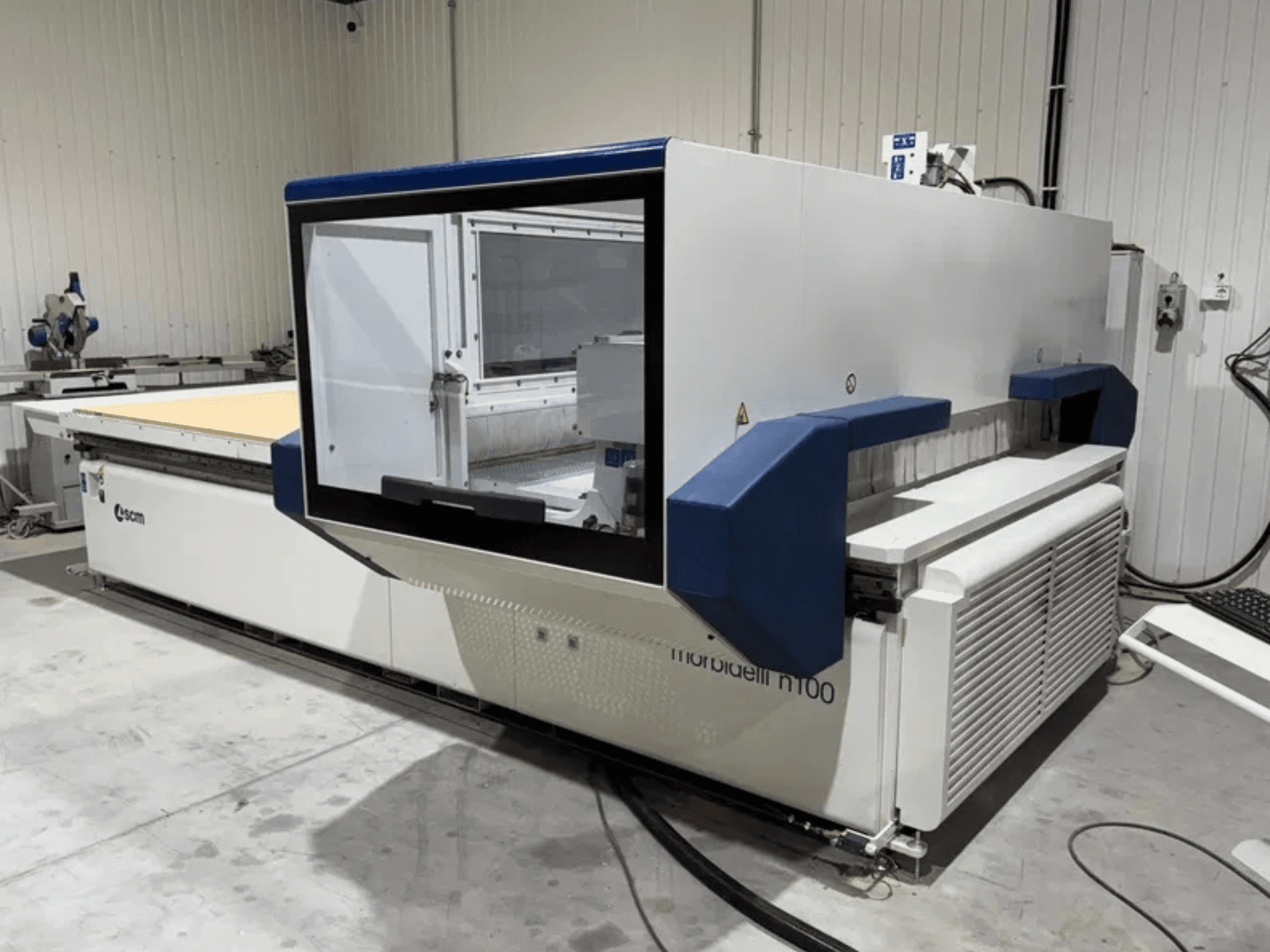 SCM Morbidelli N100 CNC apstrādes centrs — skats no priekšpuses, kurā redzama tā plašā darba zona un vadības interfeiss.