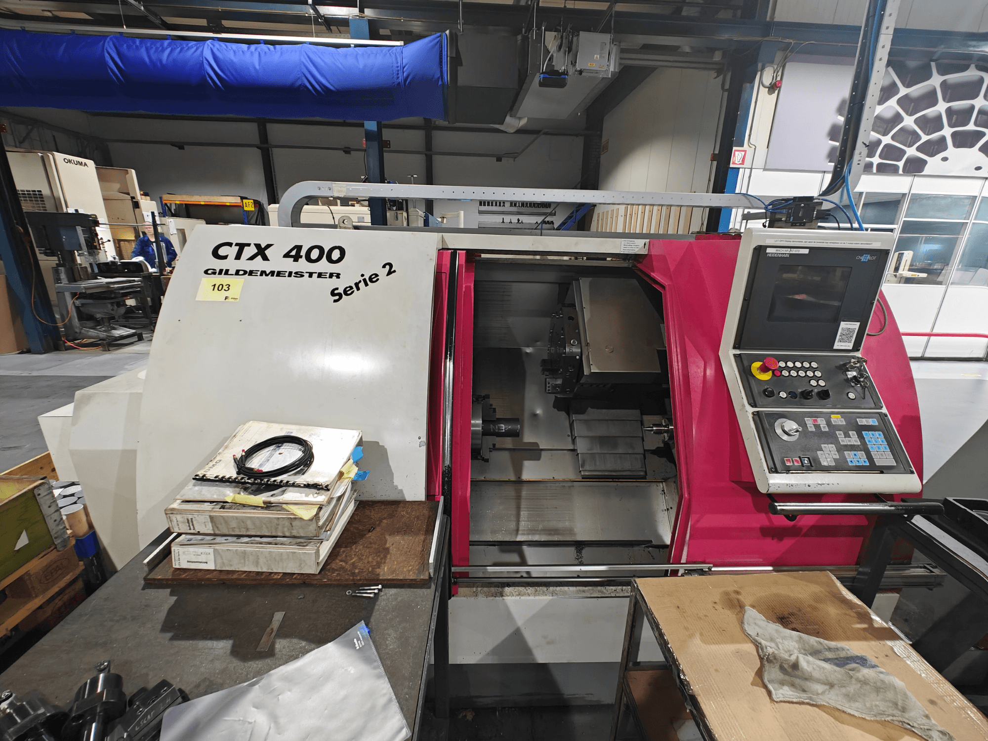 CTX 400 Gildemeister virpa no priekšpuses ar vadības paneli ar pogām, displeju un darba vietu.