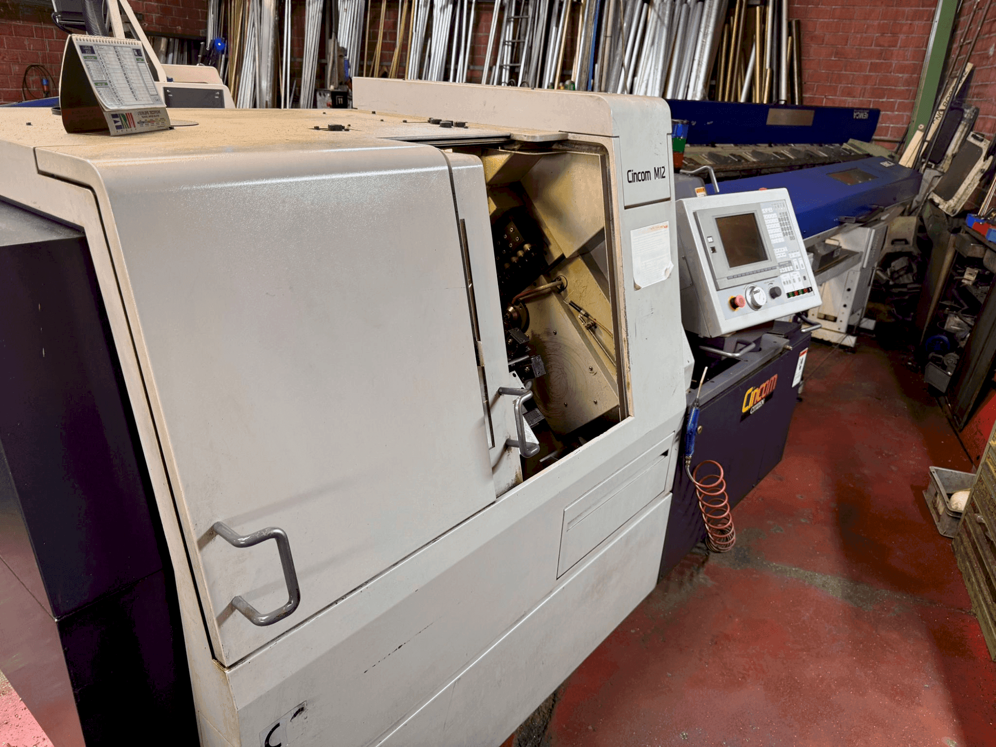 Mašīnas Citizen CINCOM M12 pretskats