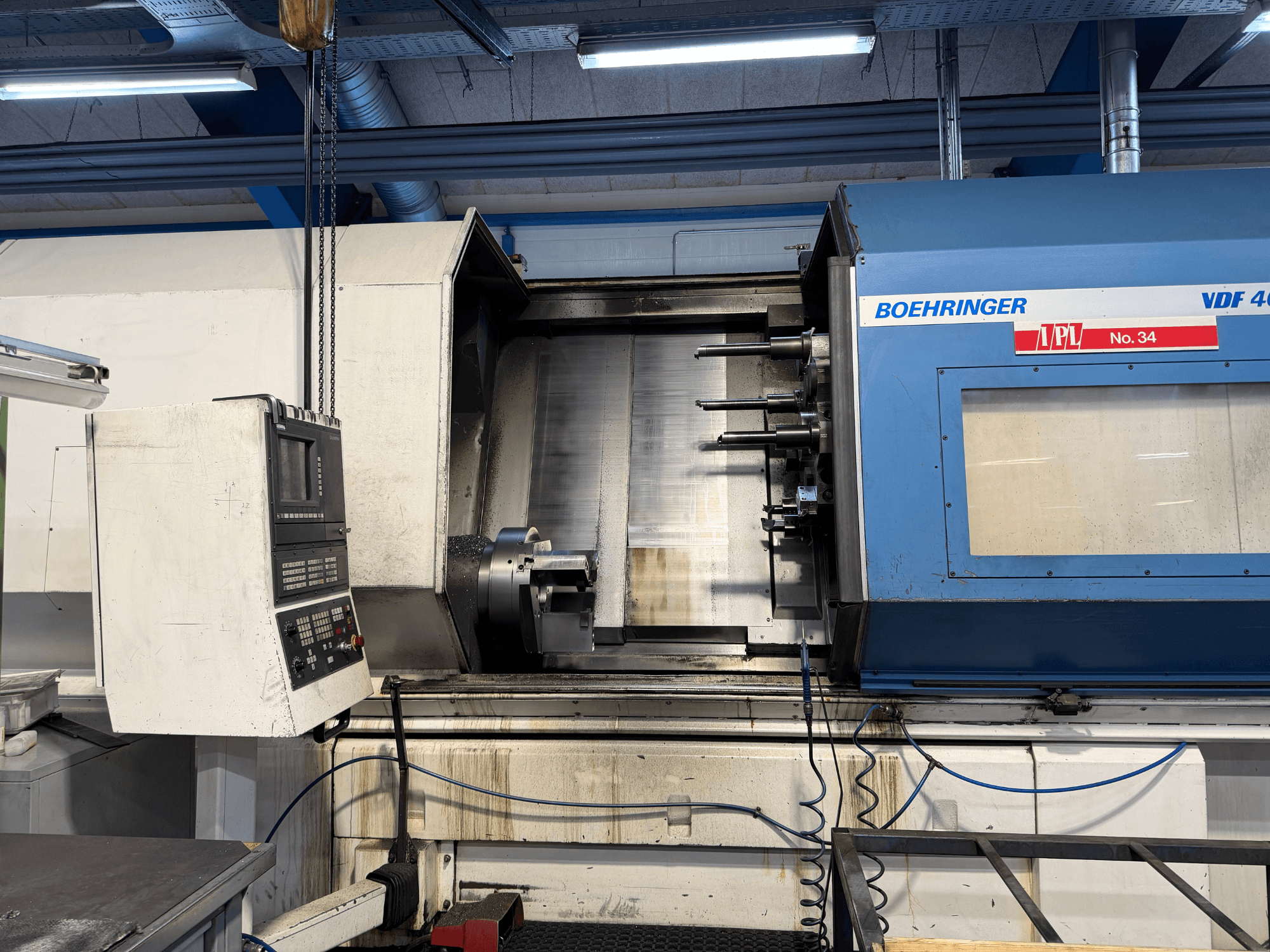 Horizontālās virpošanas iekārta BOEHRINGER VDF 400 CM, priekšējais skats, kurā redzams vadības panelis un galvenā darba zona.