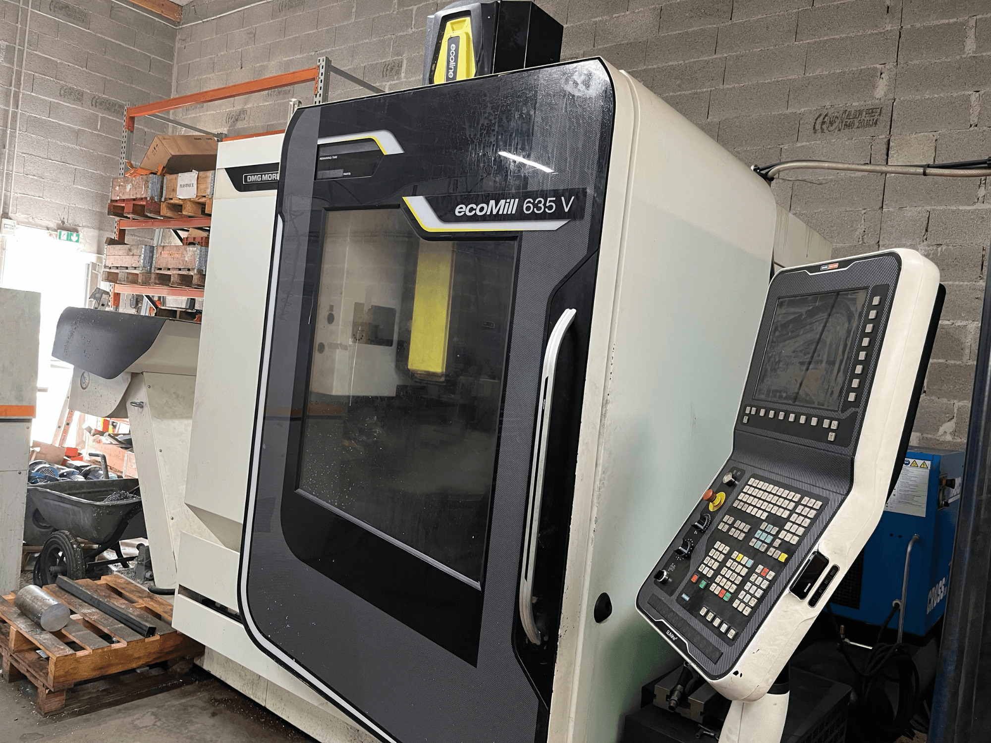 EcoMill 635 V CNC frēzmašīna, skats no priekšpuses, vadības panelis ar pogām, kas atrodas rūpnieciskā darba vietā.
