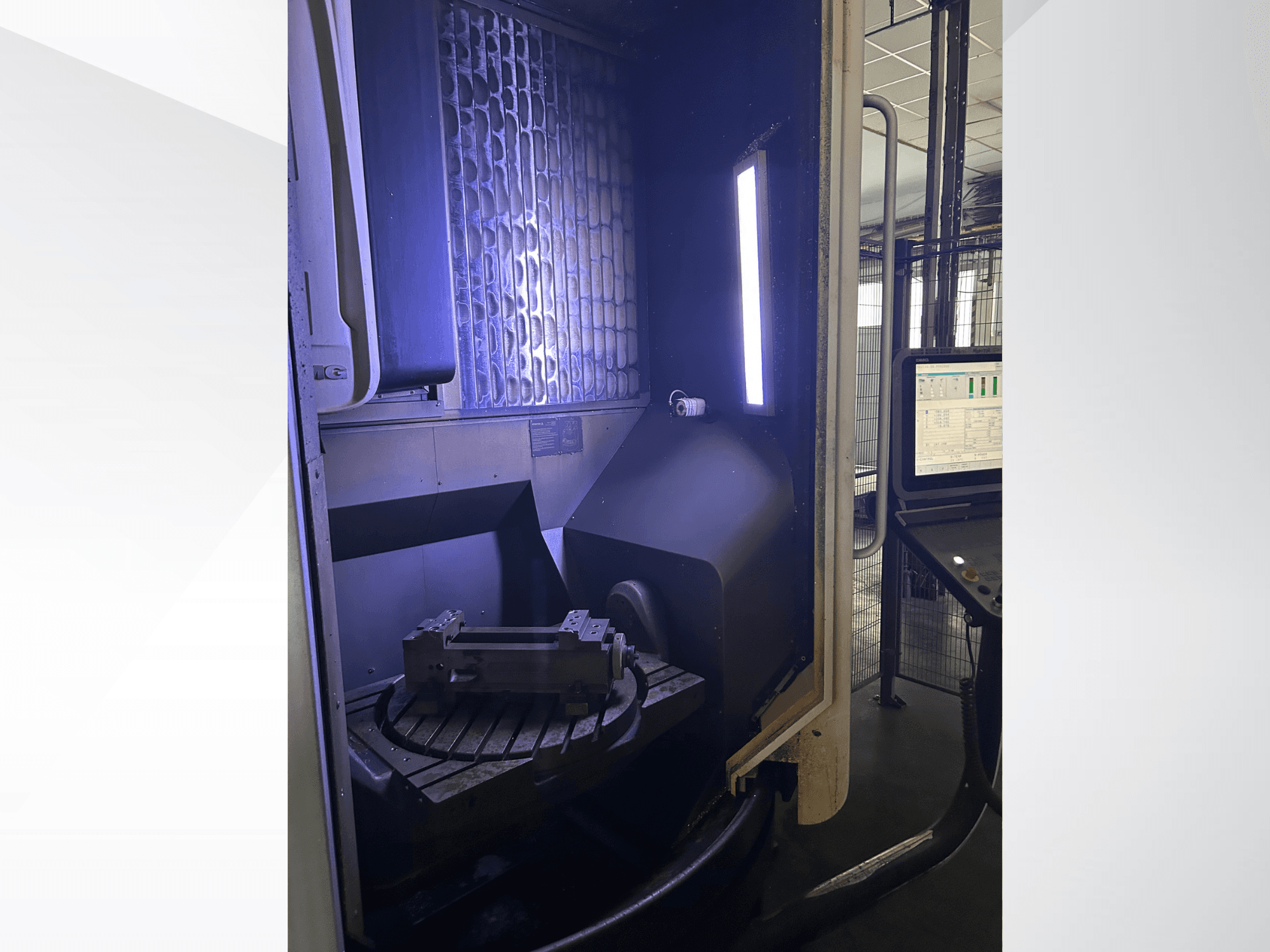 DMG MORI DMU 65 MonoBlock vertikālais apstrādes centrs, skats no priekšpuses, kurā redzams rotācijas galds ar apstrādājamo detaļu un vadības panelis.