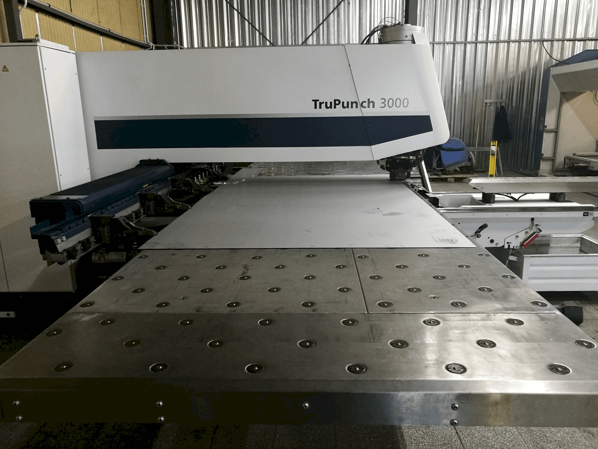 Mašīnas Trumpf TruPunch 3000 kreisās malas skats