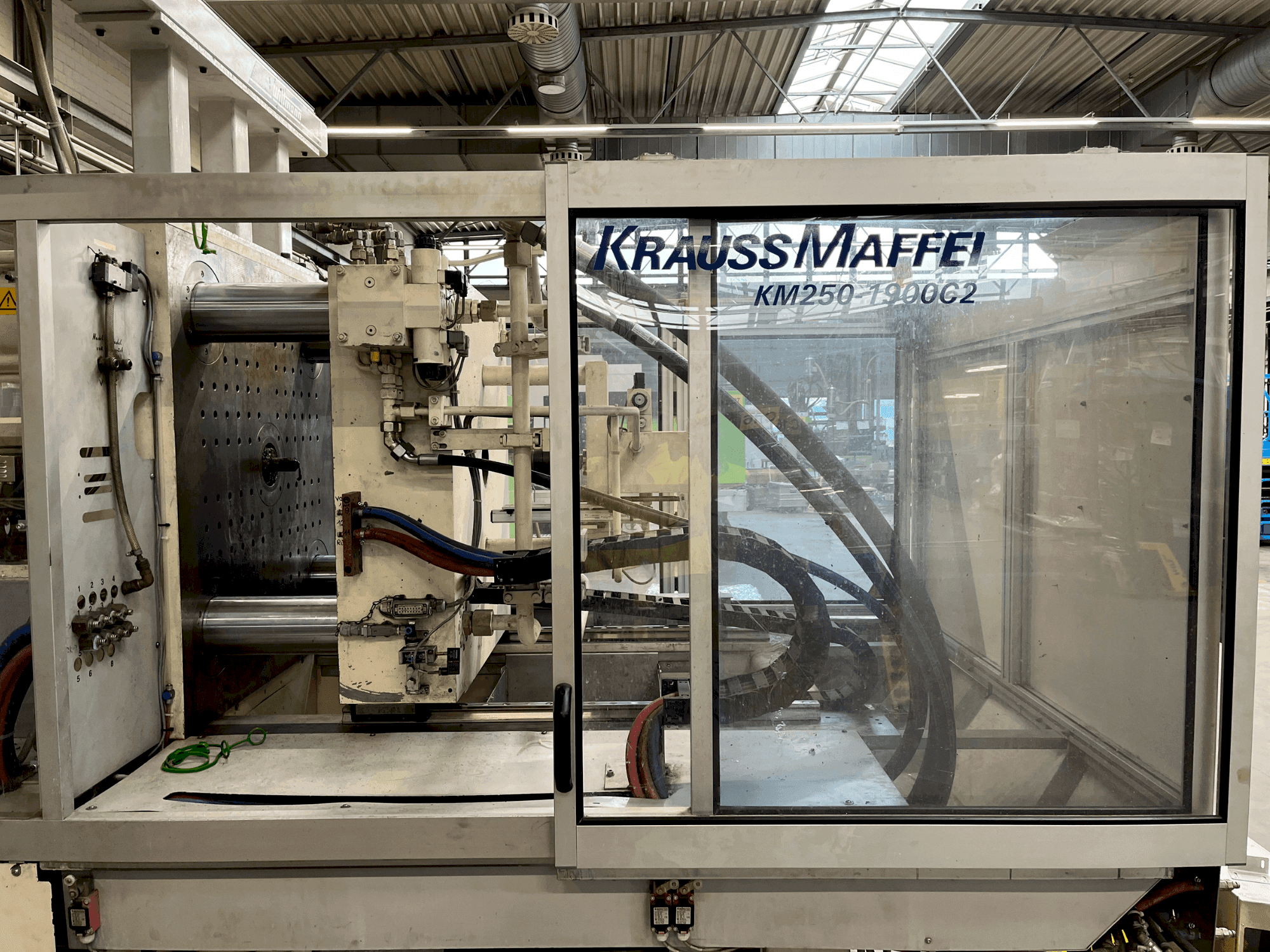 Mašīnas Krauss Maffei 250-1900 C2 pretskats